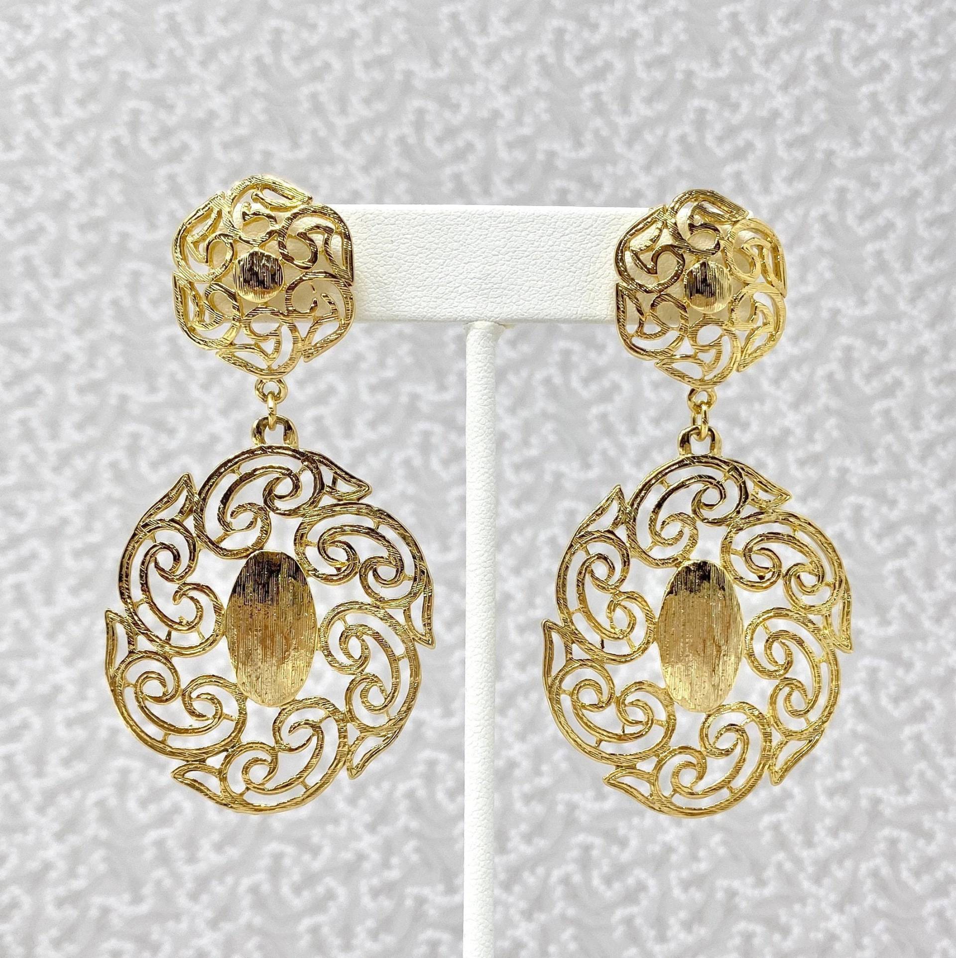 Vintage Glänzende Strukturierte Gold Filigrane Statement Ohrringe, 1980Er Jahre Dangly Ornate Scroll Design Ohrhänger, Haute Couture Runway Schmuck von MagsModShoppe