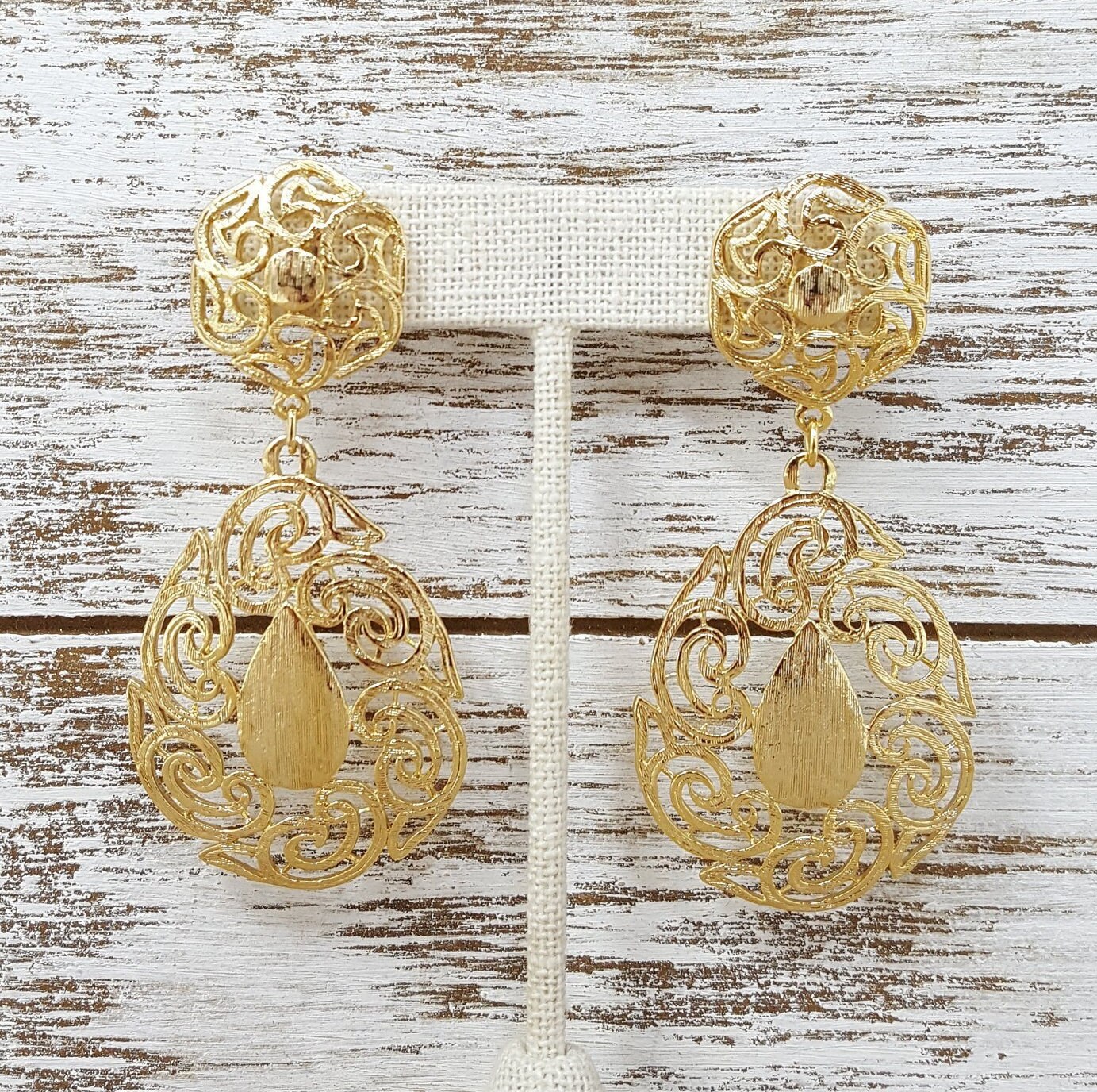 Vintage Glänzende Strukturierte Gold Filigrane Statement Ohrringe, 1980Er Jahre Dangly Verschnörkte Scroll Design Pierced Haute Couture Runway von MagsModShoppe