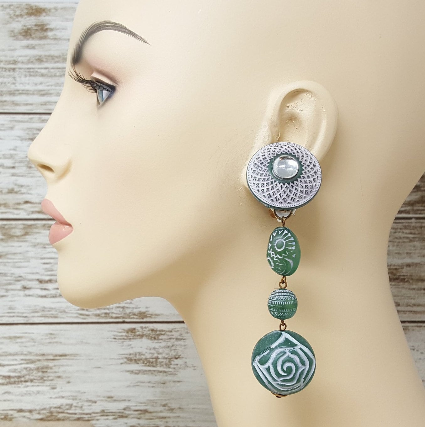 Vintage Große Statement Grün Lucite Clip Ohrringe, 1980Er Jahre Riesige Übergroße Cocktail-Ohrringe, Gold Bauble Ons, Haute Couture Schmuck von MagsModShoppe