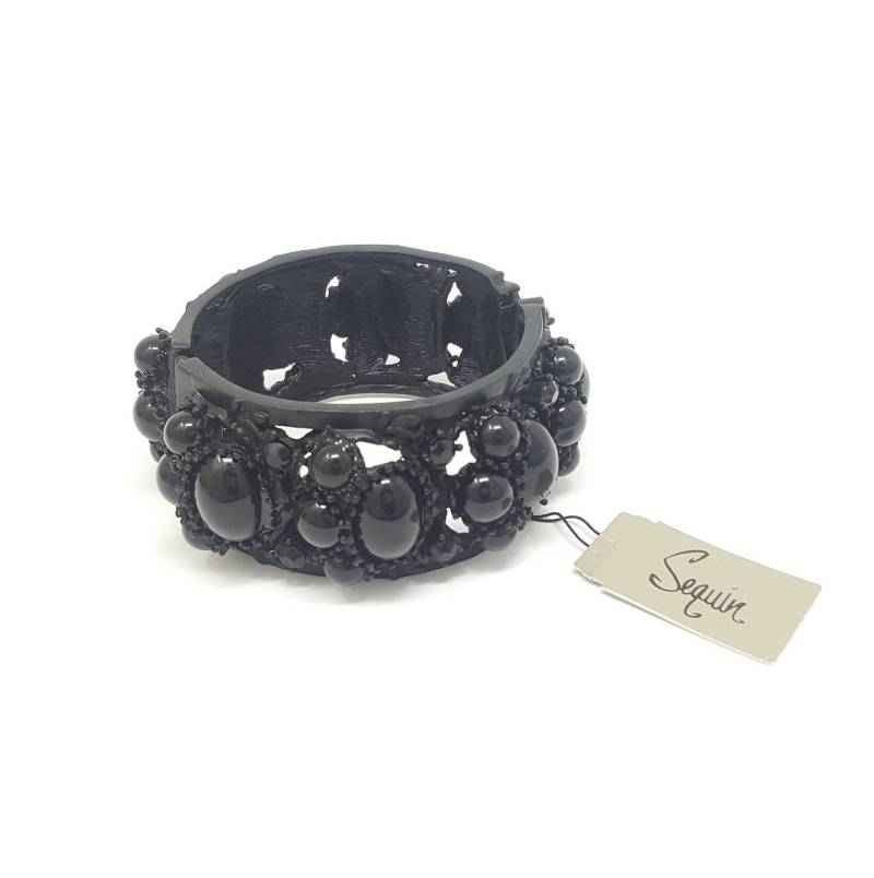 Vintage Schwarzes Cabachon Repousse Armband, Klemmer Manschettenarmband, Verschnörkelte Repousse, Pailletten Designer Signiert, Neuer Alter Vintage Schwarzes Cabachon Repousse Armband, Klemmer Manschettenarmband, Verschnörkelte Repousse, Pailletten Designer Signiert, Neuer Alter von MagsModShoppe