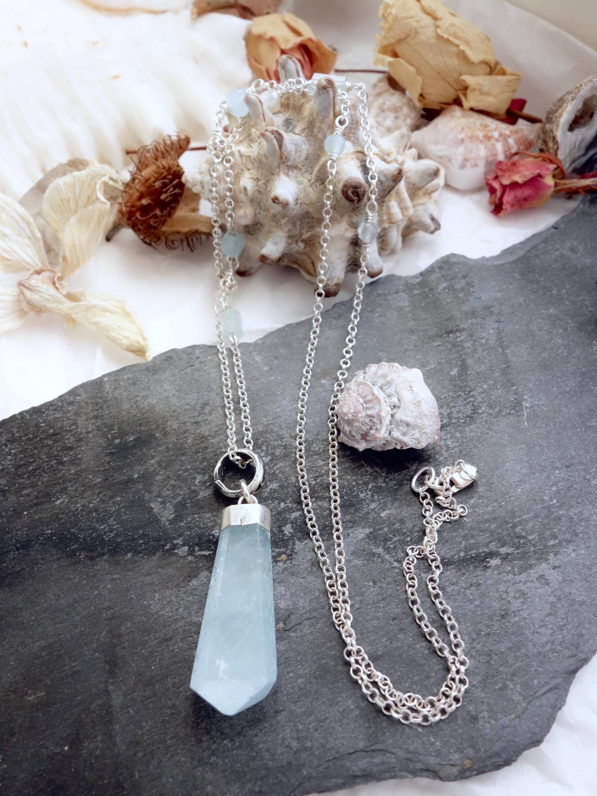 Aquamarin Sterling Silber Anhänger Halskette, Handwerker Boho Schmuck von MahamudraDesign