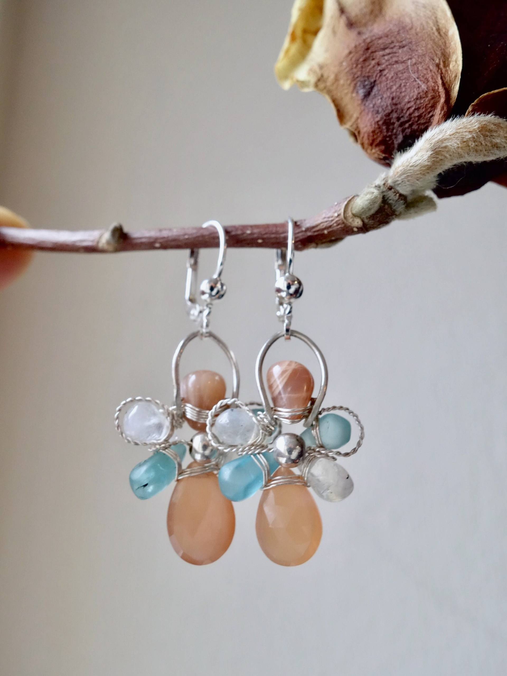Blumen Ohrringe Pfirsich Mondsteine | Boho Silber Edelstein Handgemachte Pastell Apatit Stilisierte Handwerker Blumen Ohrringe Pfirsich Mondsteine | Boho Silber Edelstein Handgemachte Pastell Apatit Stilisierte Handwerker von MahamudraDesign