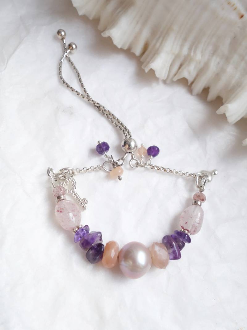 Boho Edelstein Armband Amethyst, Mondstein, Perle & Sterling Silber Boho Edelstein Armband Amethyst, Mondstein, Perle & Sterling Silber von MahamudraDesign