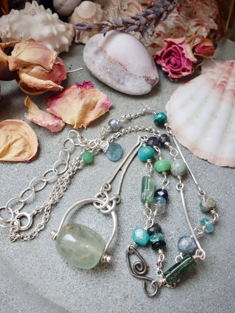 Boho Halskette Mit Grünen Steinen | Unikat Kette Anhänger Aus Grünquarz Handwerker Collier Silber Layering Quarzschmuck von MahamudraDesign