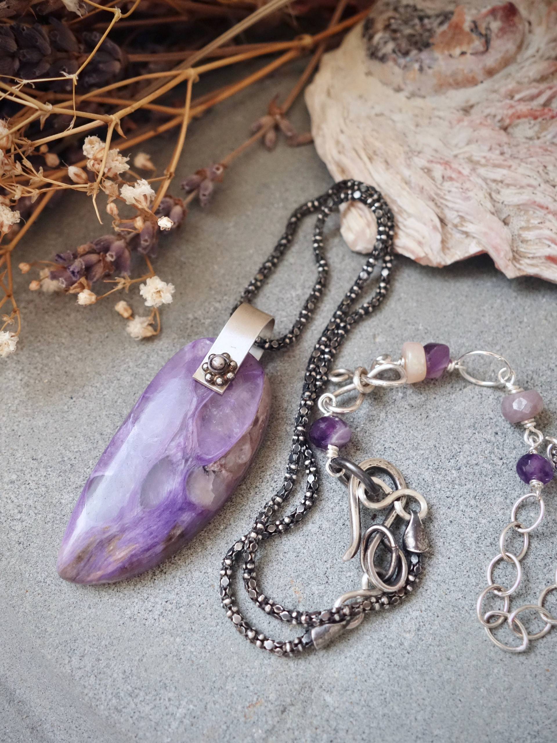 Charoit Anhänger Halskette Oxidiertes Silber, Amethyst, Opal - Artisan Boho Schmuck von MahamudraDesign