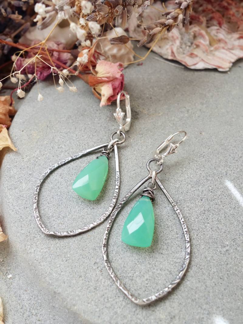 Chrysopras Tropfen Ohrringe | Rustikale Boho Grüner Chalcedon Rahmen Baumeln Leichte Handwerker Oxidiertes Silber von MahamudraDesign
