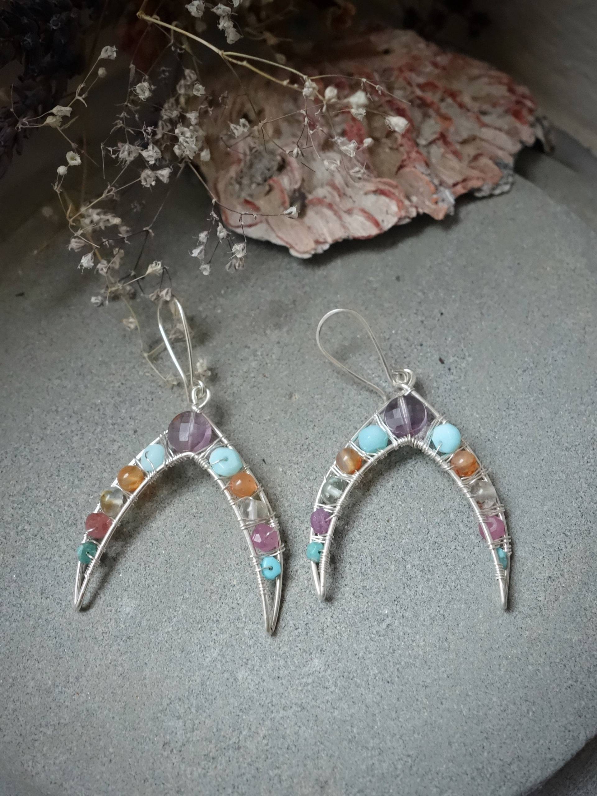 Crescent Moon Gewickelt Silber Boho Ohrringe | Gemischte Bunte Danlge Handgewickelt von MahamudraDesign