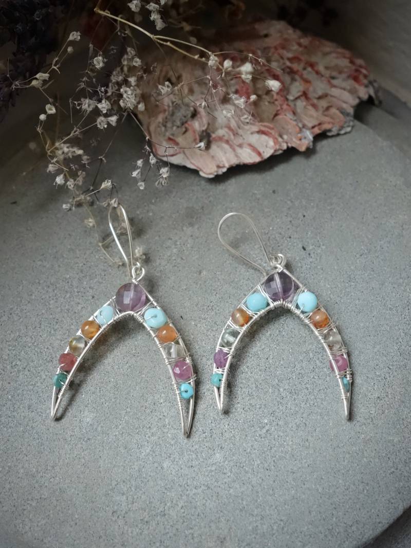 Crescent Moon Gewickelt Silber Boho Ohrringe | Gemischte Bunte Danlge Handgewickelt von MahamudraDesign