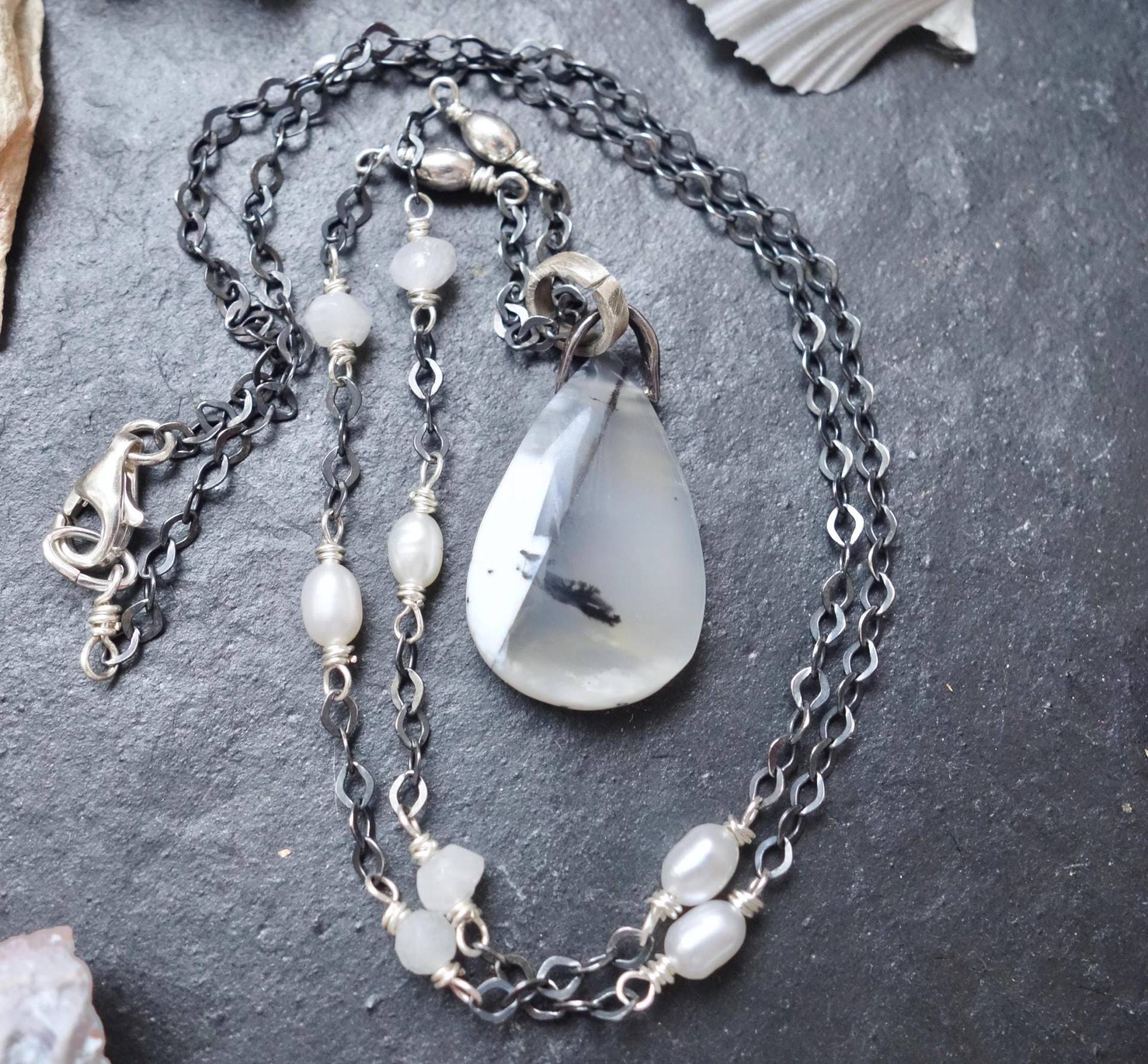 Dendritenquarz Halskette | Tropfen Anhänger, Oxidiertes Sterling Silber, Reis Perlen von MahamudraDesign