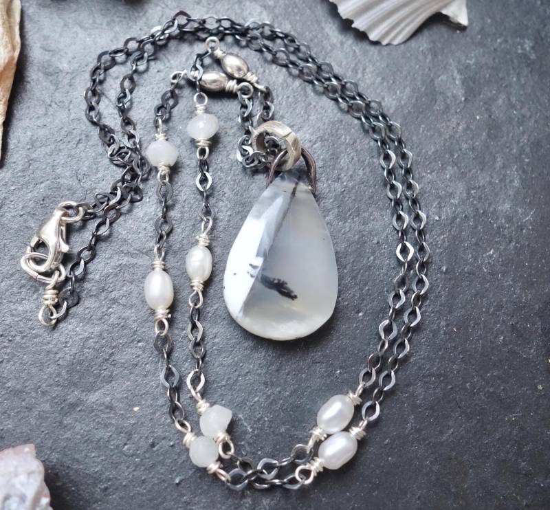 Dendritenquarz Halskette | Tropfen Anhänger, Oxidiertes Sterling Silber, Reis Perlen von MahamudraDesign