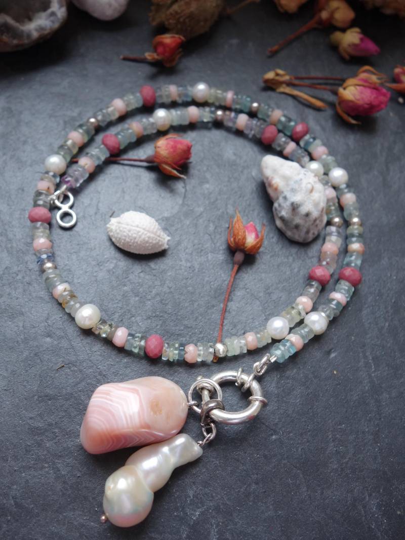 Doppelcharme Edelsteinhalskette Klobige Halskette | Statement Rosa Achat Barock Perlen Anhänger Frontverschluss Perlenkette Boho von MahamudraDesign