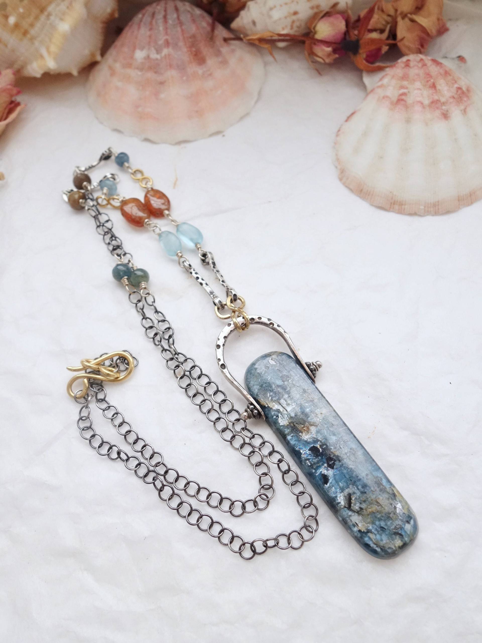 Gemischte Metall Kyanit Anhänger Halskette | Große Auffällige Dunkelblaue Statement-Halskette Mit Stein Oxidierte Im Boho-Stil, Ein Einzelstück Gemischte Metall Kyanit Anhänger Halskette | Große Auffällige Dunkelblaue Statement-Halskette Mit Stein Oxidierte Im Boho-Stil, Ein Einzelstück von MahamudraDesign