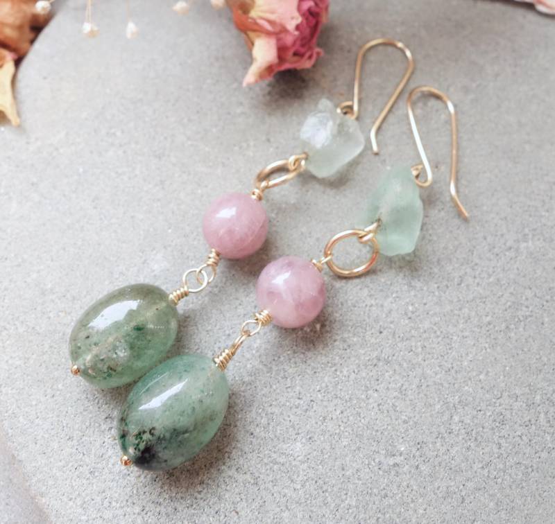 Gemischte Quarz-Ohrringe in 14K Goldfill | Grün Rosa Stein Ohrringe Statement Mit Handgemachten Edelsteinen Kunzit von MahamudraDesign