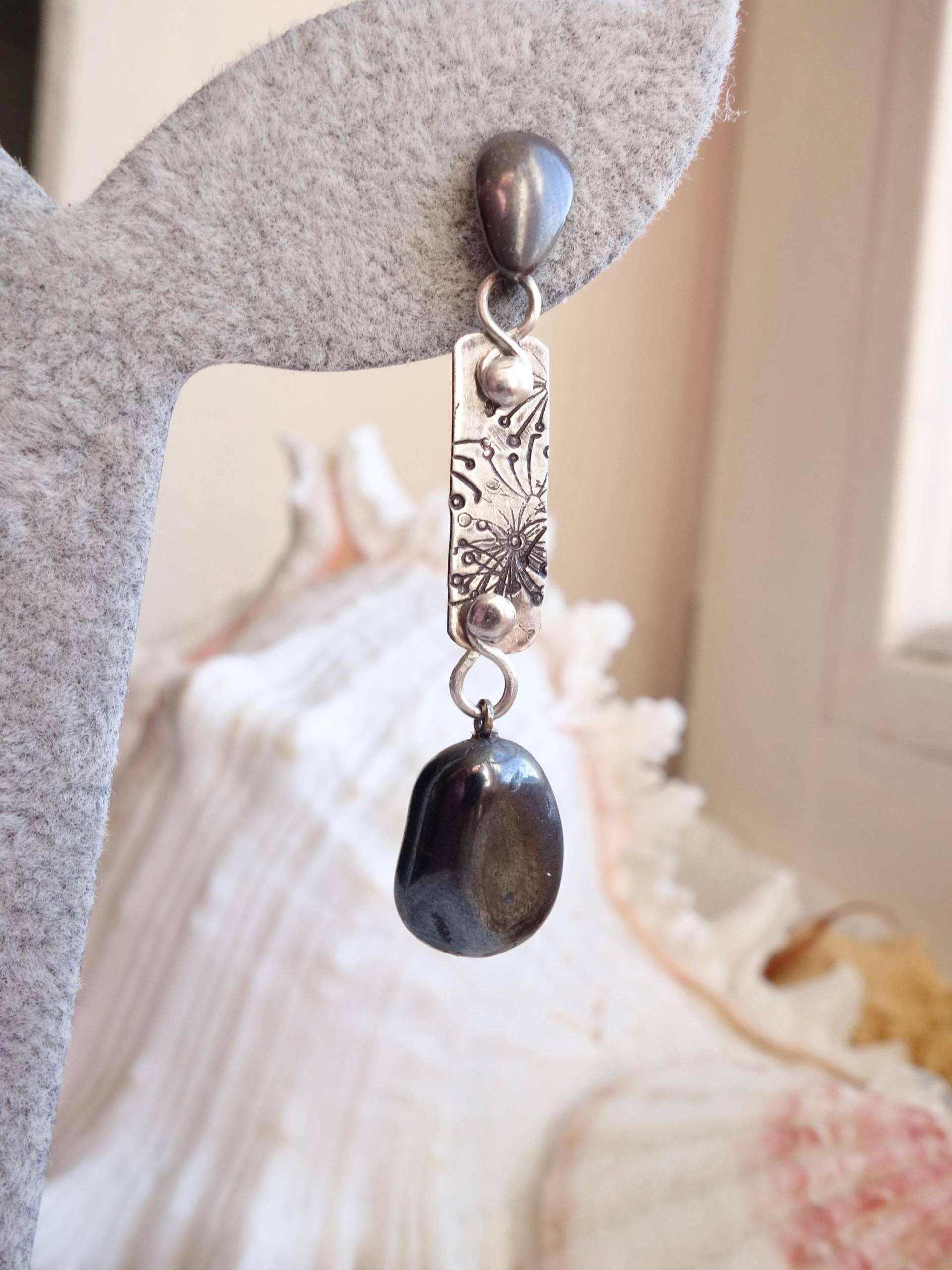 Geschwärzter Silber Mono Ohrring Hämatit Artisan Style von MahamudraDesign