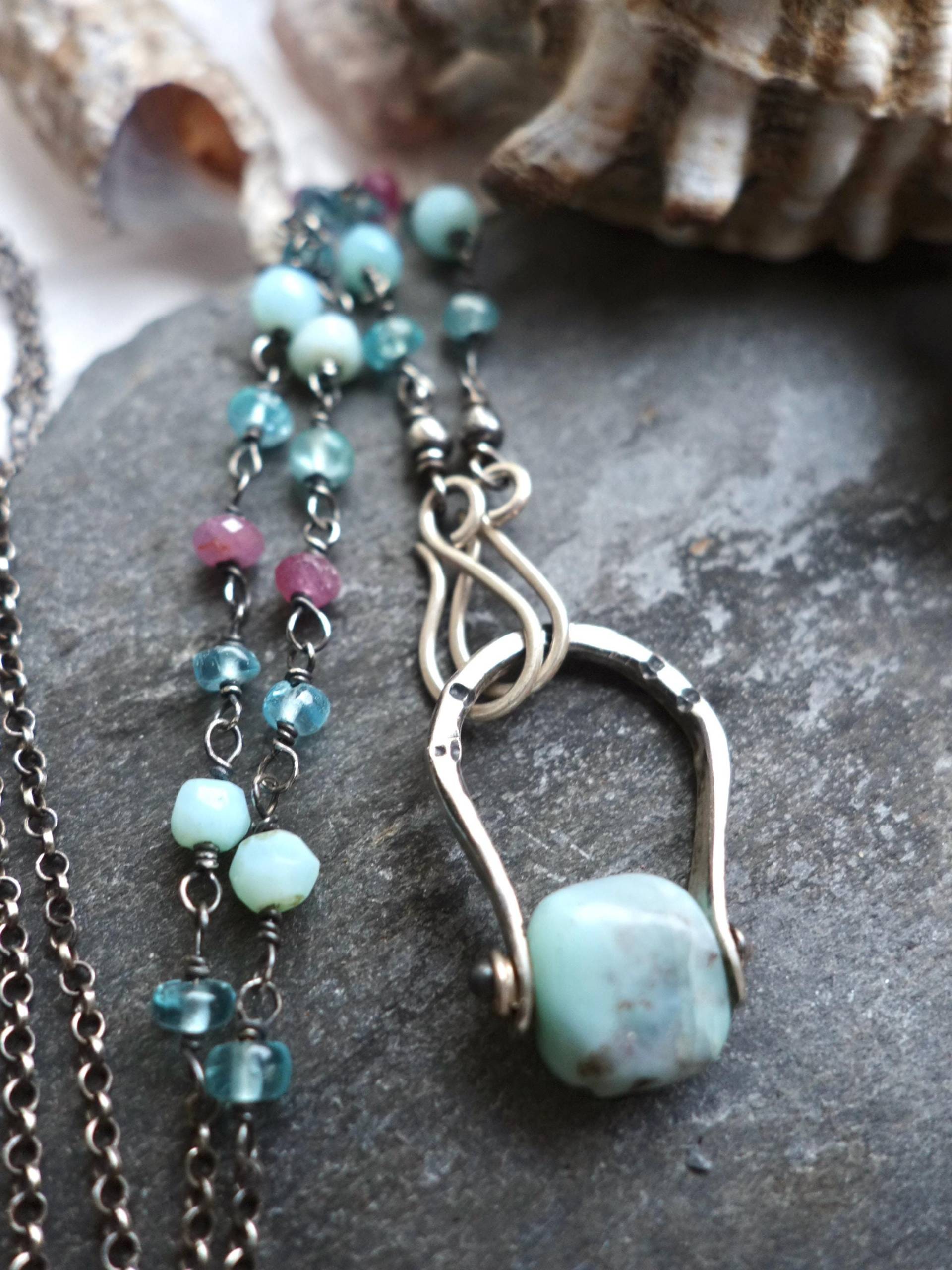 Kleiner Larimar Anhänger Kette Boho Silberkette | Blaue Steinkette Mit Rosa Rubin Rosenkranz Silber Halskette Handwerker Kleiner Larimar Anhänger Kette Boho Silberkette | Blaue Steinkette Mit Rosa Rubin Rosenkranz Silber Halskette Handwerker von MahamudraDesign