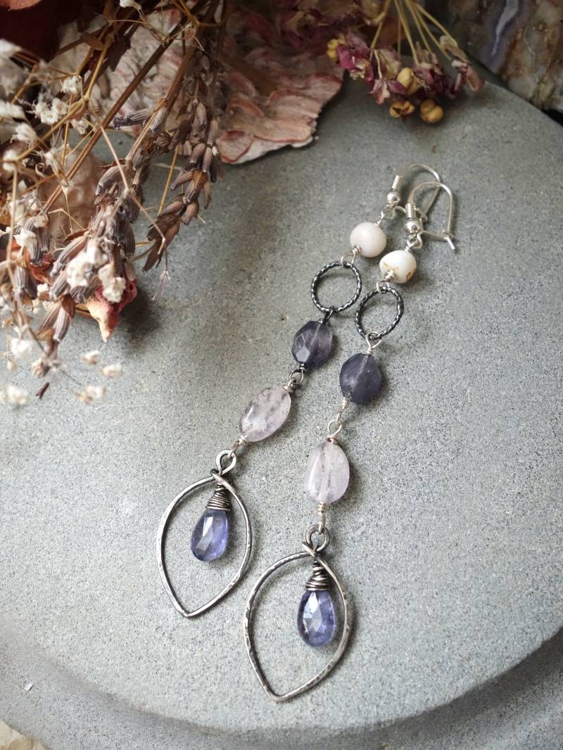 Lange Iolith-Ohrringe Aus Oxidiertem Sterlingsilber Amethyst Und Opal von MahamudraDesign