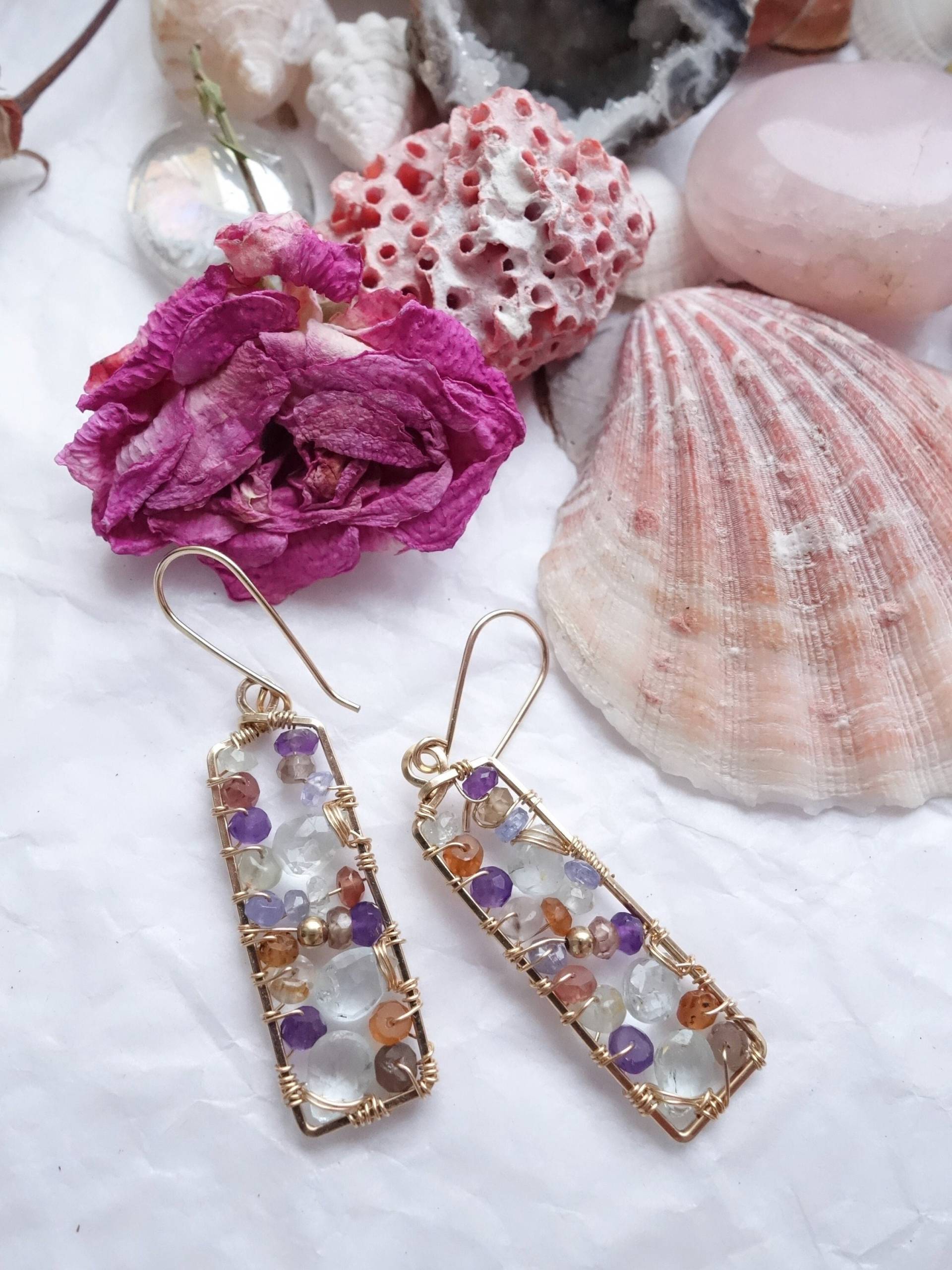 Multistone Rahmen Ohrringe Handgefertigt 14K Gold Fill | Gemischte Edelstein Statement Boho Aquamarin Multi Farbe Handwerklichen Stil Multistone Rahmen Ohrringe Handgefertigt 14K Gold Fill | Gemischte Edelstein Statement Boho Aquamarin Multi Farbe Handwerklichen Stil von MahamudraDesign
