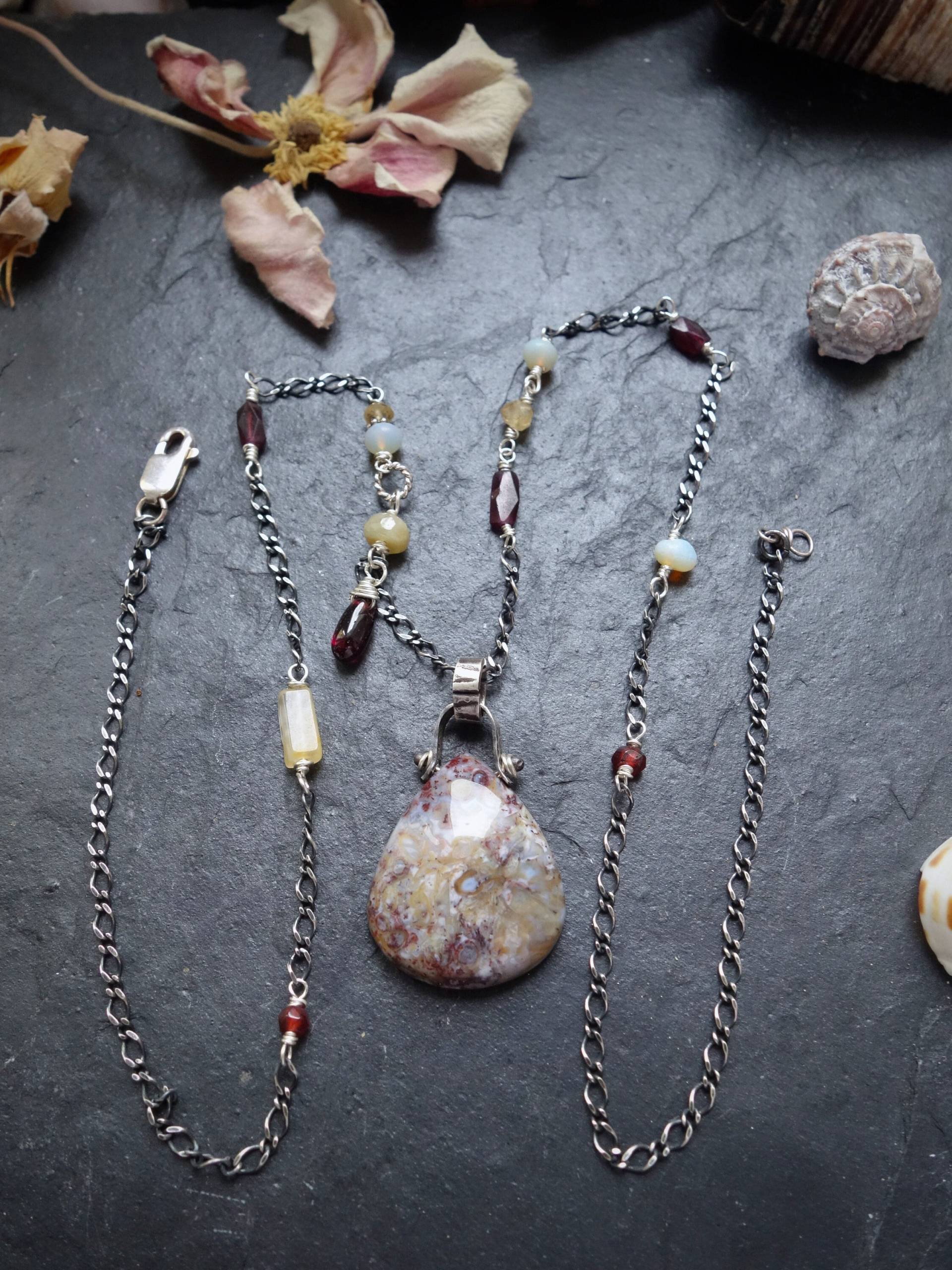 Palm Wurzel Achat Handwerker Anhänger Halskette | Tear Drop Stein Boho Kettenhalskette Granat Oxidierte Silberkette Palm Wurzel Achat Handwerker Anhänger Halskette | Tear Drop Stein Boho Kettenhalskette Granat Oxidierte Silberkette von MahamudraDesign