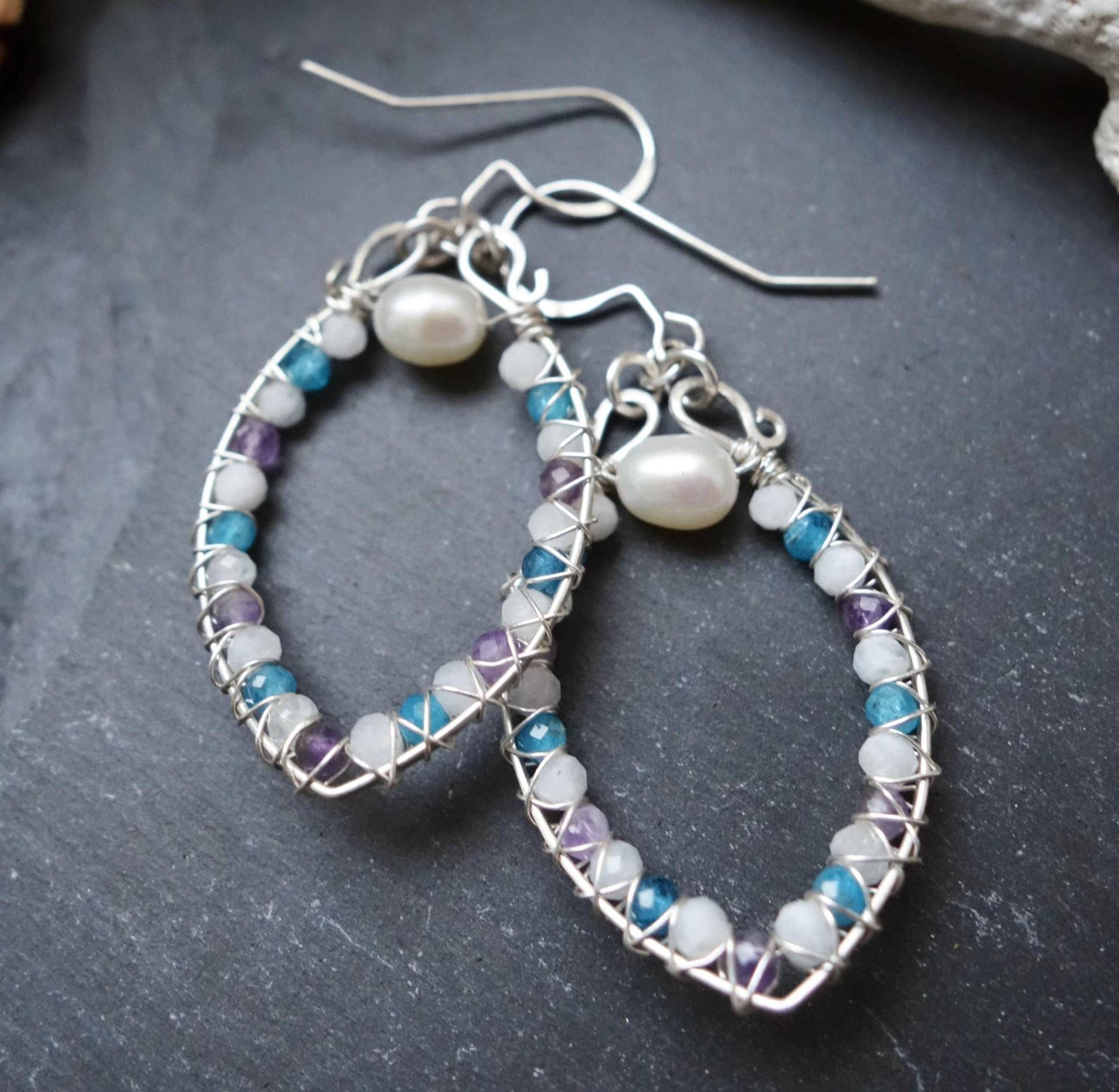 Quarzblatt Ohrringe Massiv Silber | Gemischte Edelstein Hand Gewickelte Apatit Amethyst Bunte Einzigartige Ohrhänger Mit Perle Quarzblatt Ohrringe Massiv Silber | Gemischte Edelstein Hand Gewickelte Apatit Amethyst Bunte Einzigartige Ohrhänger Mit Perle von MahamudraDesign