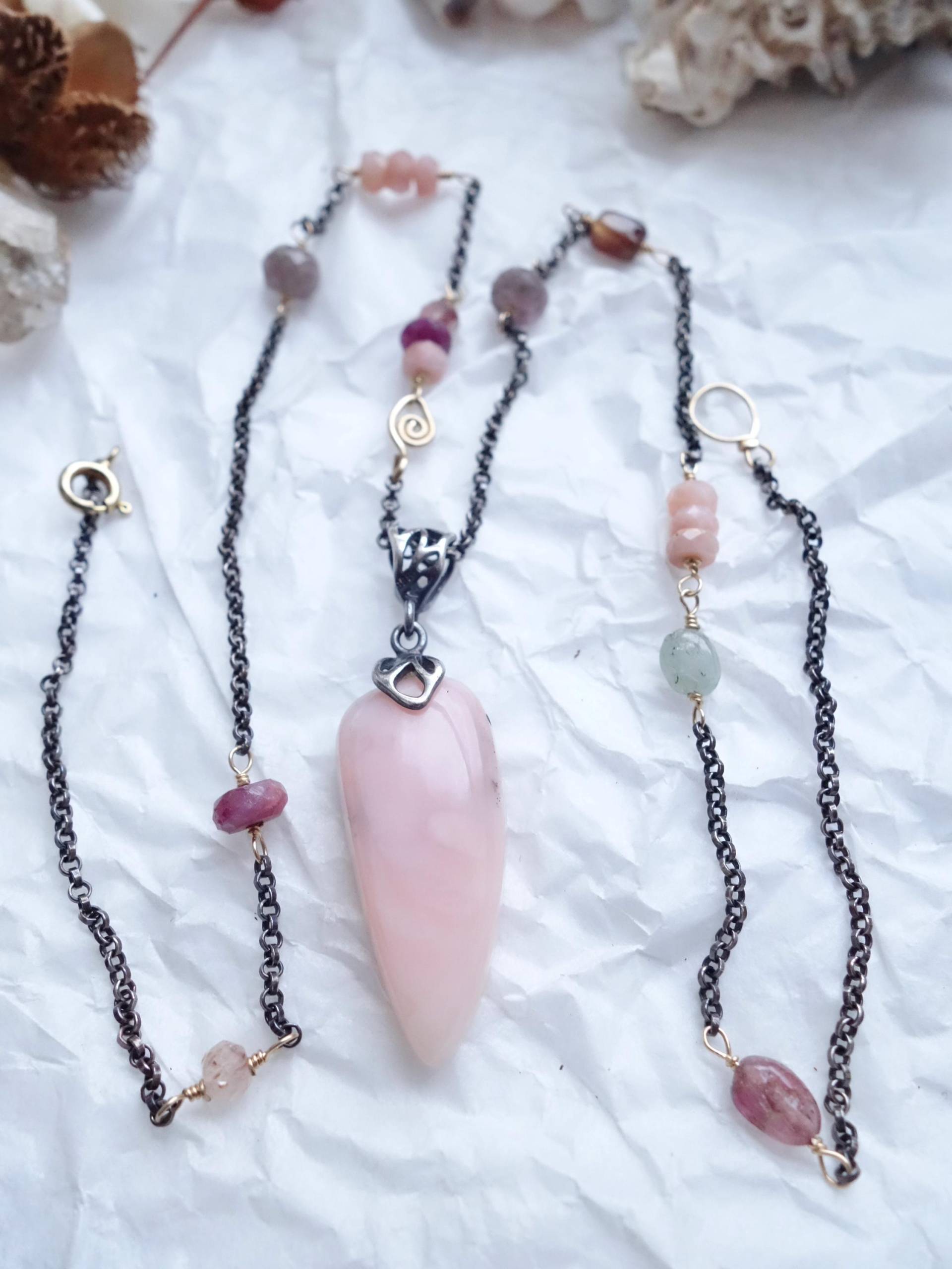 Rosa Opal Anhänger Halskette | Mixed Metall Rosa Steine Boho Layering Kette Oxidiert Silber Ausgefallene Turmalin von MahamudraDesign