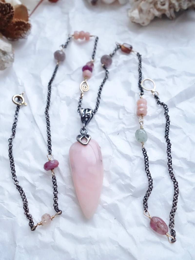 Rosa Opal Anhänger Halskette | Mixed Metall Rosa Steine Boho Layering Kette Oxidiert Silber Ausgefallene Turmalin von MahamudraDesign