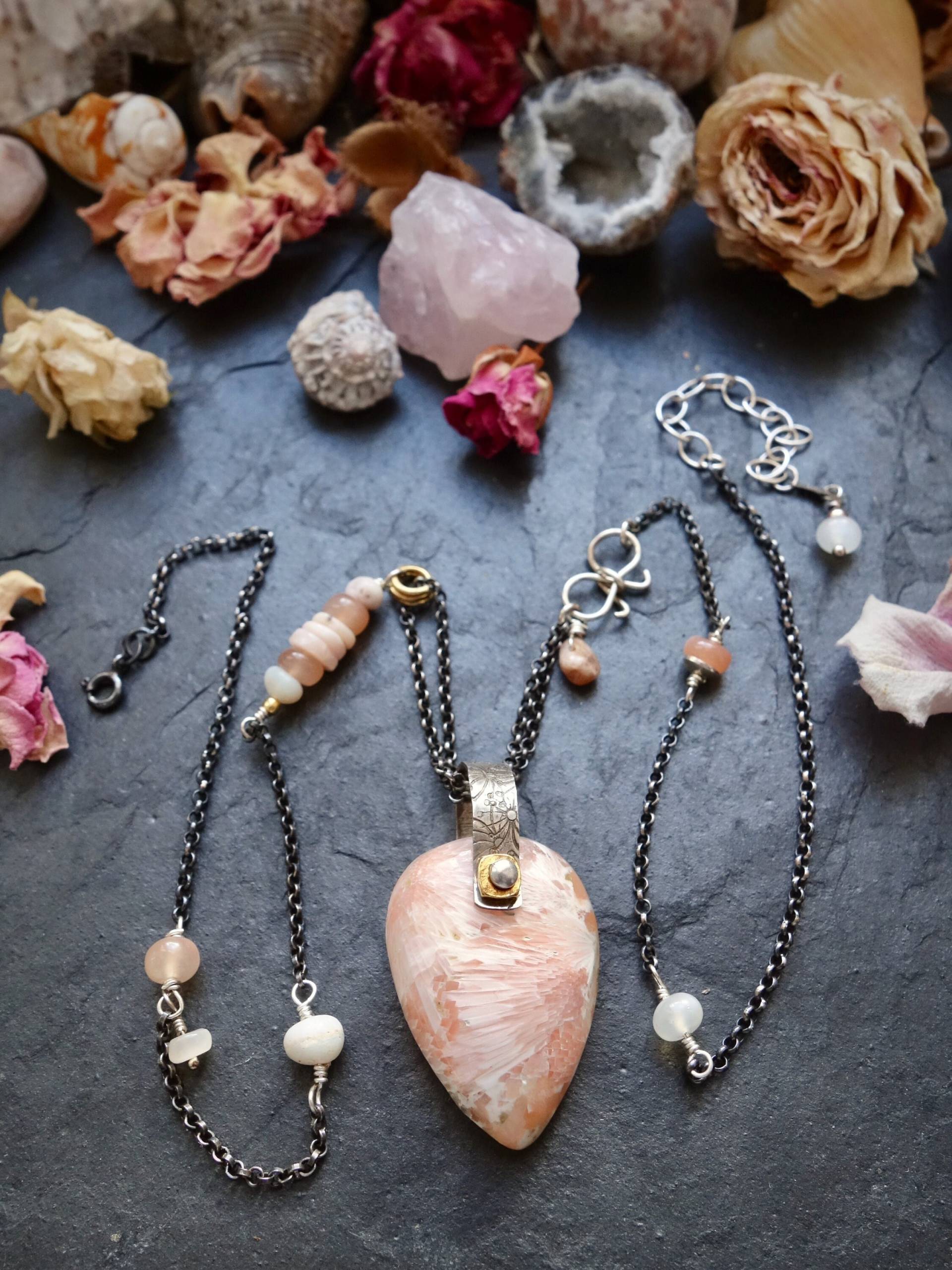 Rosa Skolezit Tropfen Anhänger Halskette Oxidierte Sterling Silber Kette von MahamudraDesign