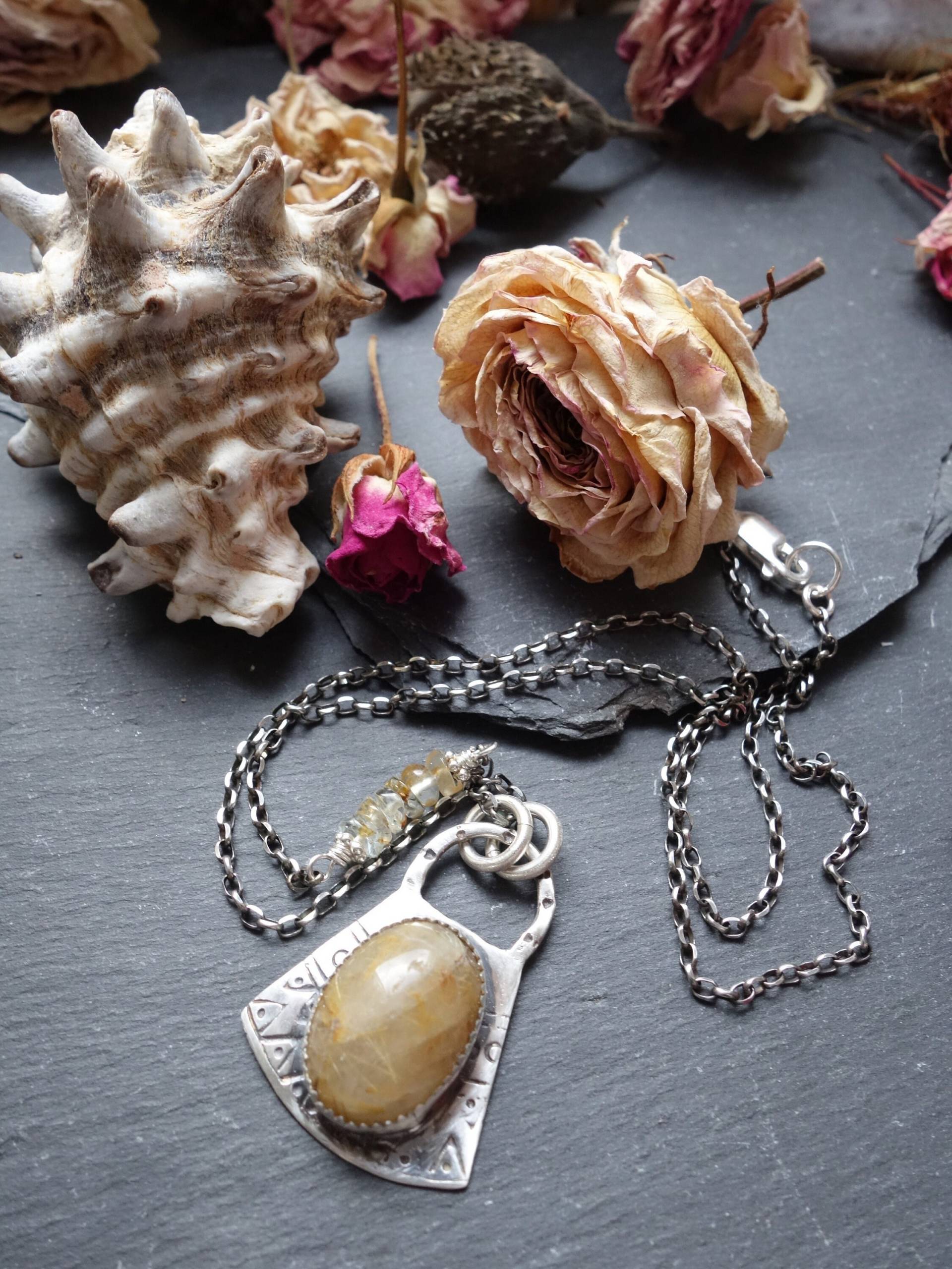 Rutilquarz Lünette Halskette | Oxidierte Silberkette Boho Handgefertigte Mit Goldenem Quarz-Edelstein-Anhänger Rutilquarz Lünette Halskette | Oxidierte Silberkette Boho Handgefertigte Mit Goldenem Quarz-Edelstein-Anhänger von MahamudraDesign