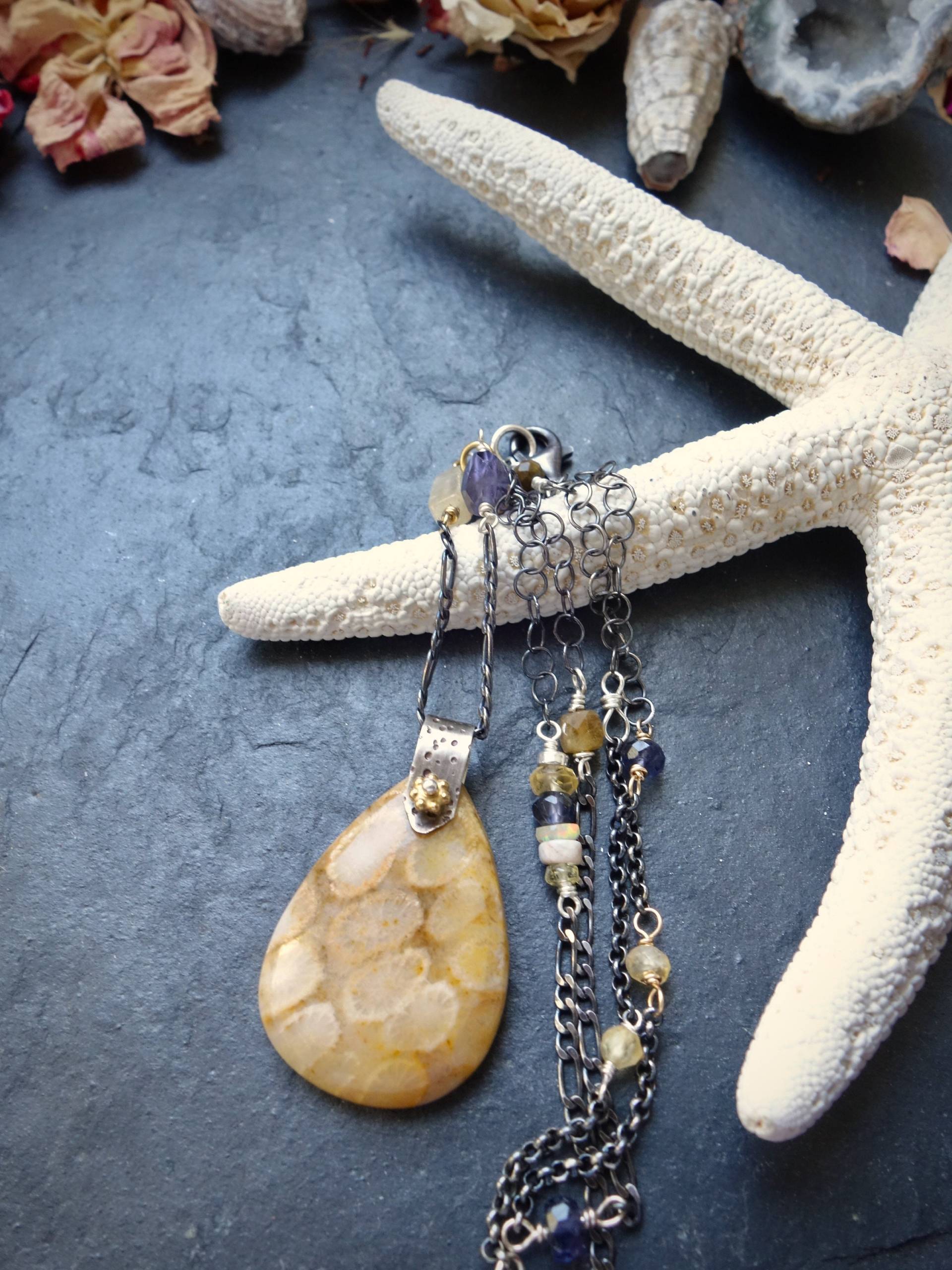Versteinerte Braune Koralle Oxidierte Handwerkliche Halskette | Petoskey Stein Anhänger Boho Kette Ausgefallene Gemischt Metall Versteinerte Braune Koralle Oxidierte Handwerkliche Halskette | Petoskey Stein Anhänger Boho Kette Ausgefallene Gemischt Metall von MahamudraDesign