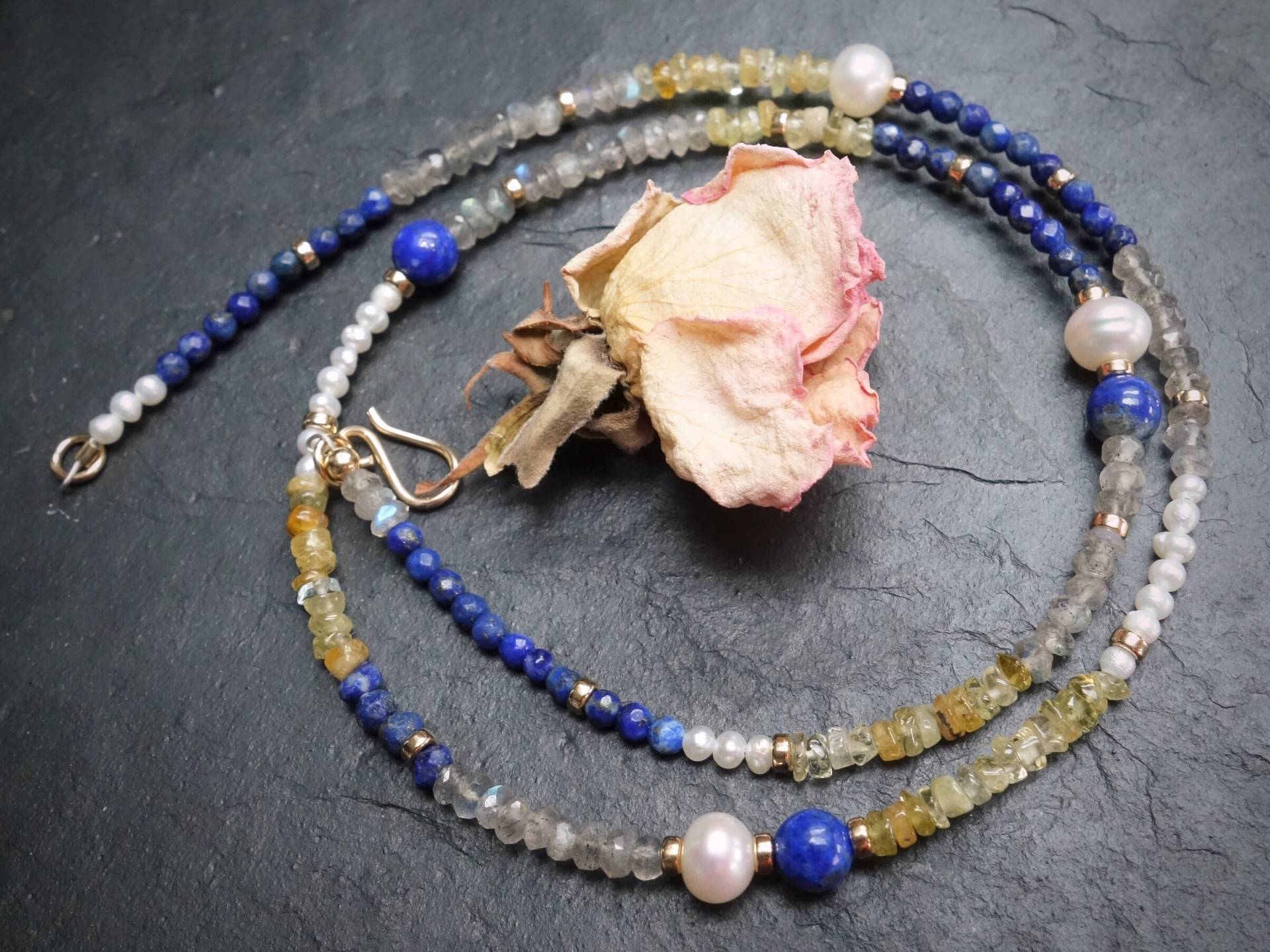 Zarte Perlengefädelte Edelsteinkette 14K Goldfill | Labradorit, Lapis, Aquamarin Halskette Winzige Perlen Weiße Multi Steine Zarte Perlengefädelte Edelsteinkette 14K Goldfill | Labradorit, Lapis, Aquamarin Halskette Winzige Perlen Weiße Multi Steine von MahamudraDesign