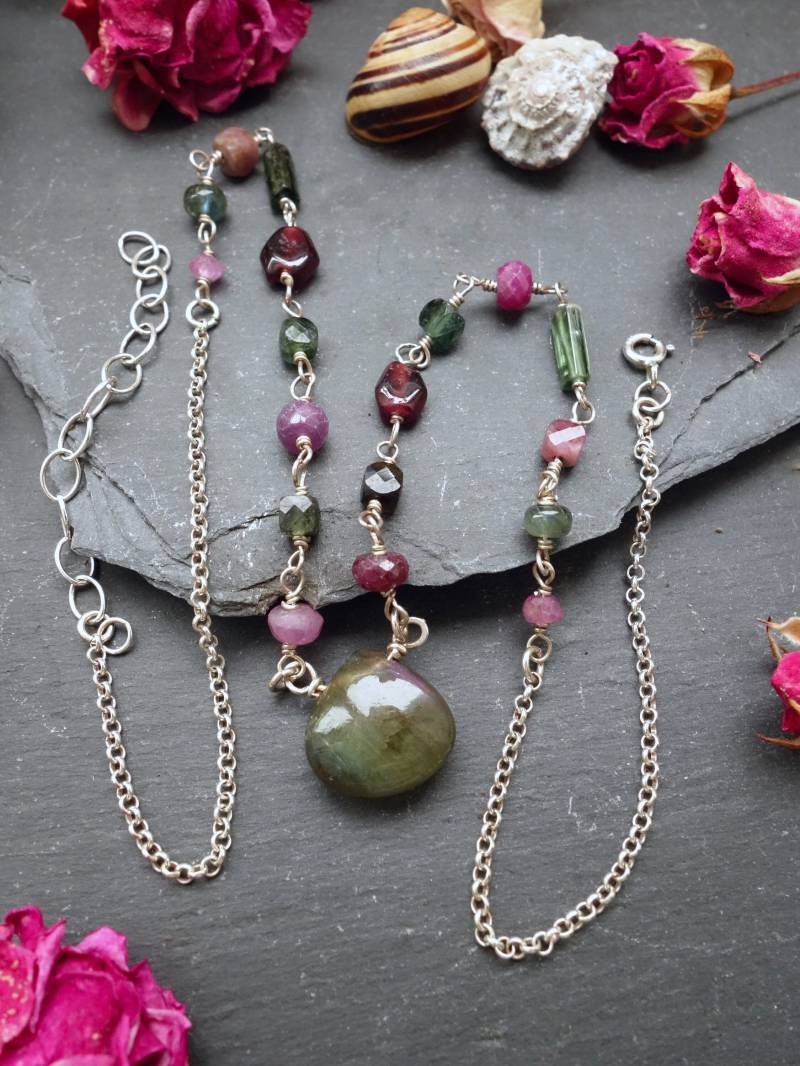 Zierliche Labradorit Herz Anhänger Halskette Sterling Silber Boho Grün Rosa Rosenkranz Kette von MahamudraDesign