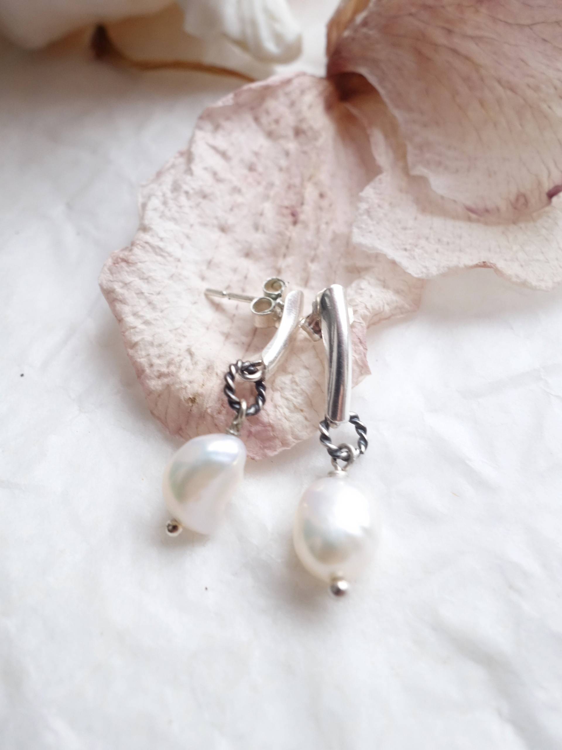 Zierliche Silberohrhänger Mit Perlen | Kleine Tropfen Weiße Einfache Perlenohrringe Perlenschmuck Im Brautstil Zierliche Silberohrhänger Mit Perlen | Kleine Tropfen Weiße Einfache Perlenohrringe Perlenschmuck Im Brautstil von MahamudraDesign