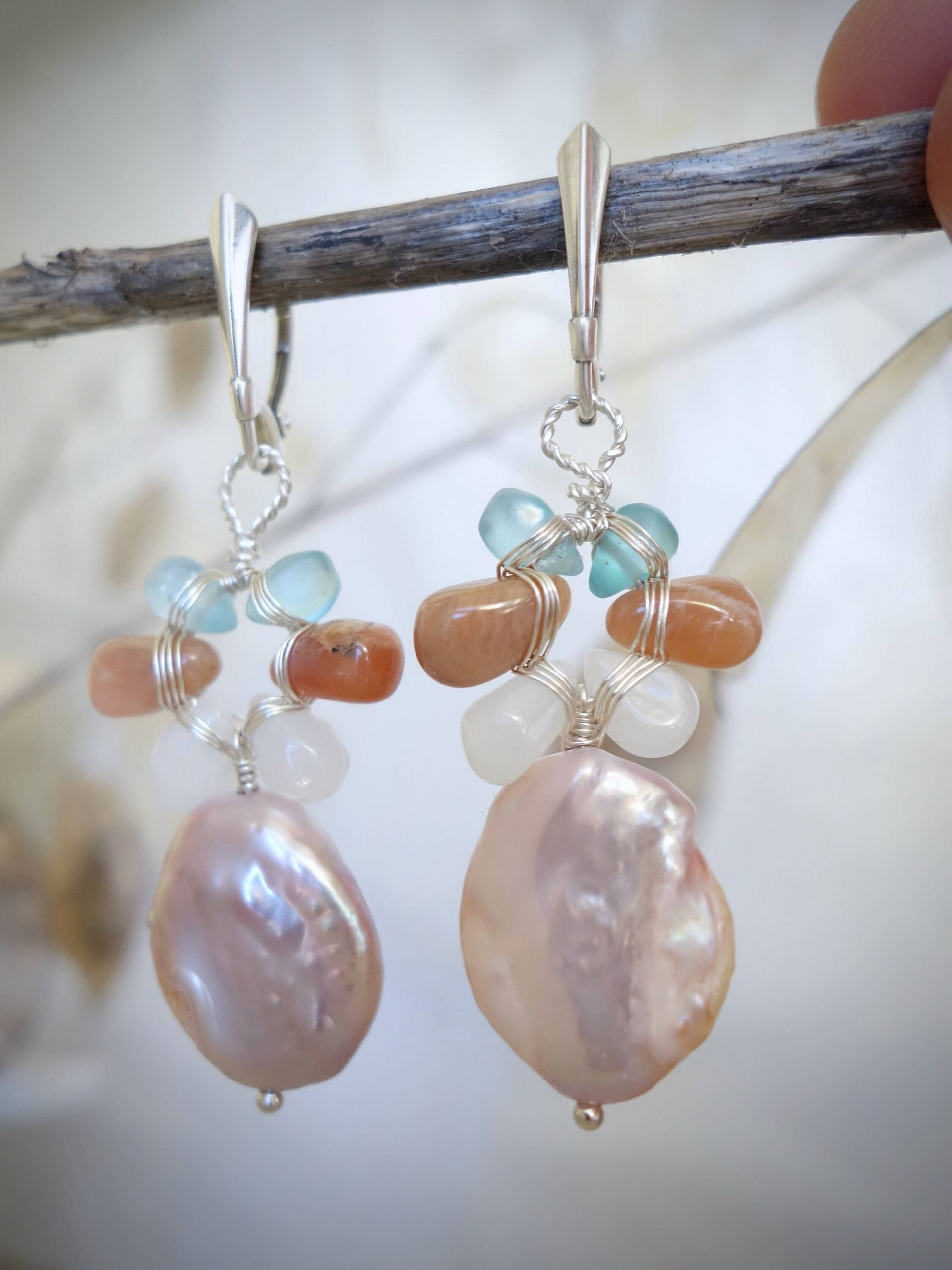 statement Perlen Boho Silber Ohrringe Handgefertigt | Große Gemischte Pastellsteinohrringe Brautschmuck Romantisch Handwerklich Mit Mondsteinen statement Perlen Boho Silber Ohrringe Handgefertigt | Große Gemischte Pastellsteinohrringe Brautschmuck Romantisch Handwerklich Mit Mondsteinen von MahamudraDesign