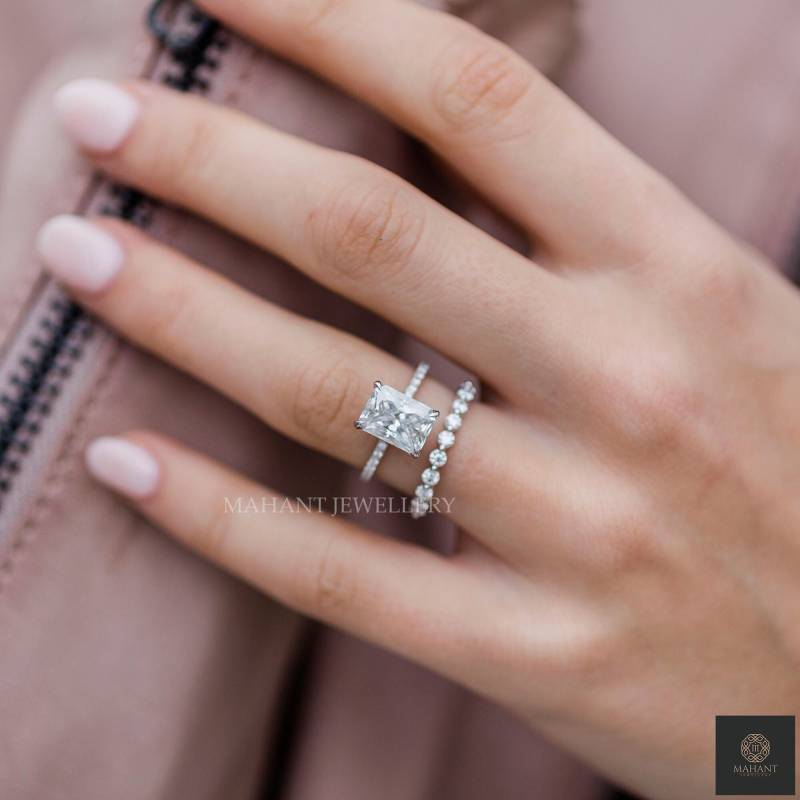 2.7 Ct Strahlender Moissanit Ring, Strahlende Form Versteckter Halo Verlobungsring, Gelbgold Solitär Ehering Set, Pave Band von Mahantjeweller