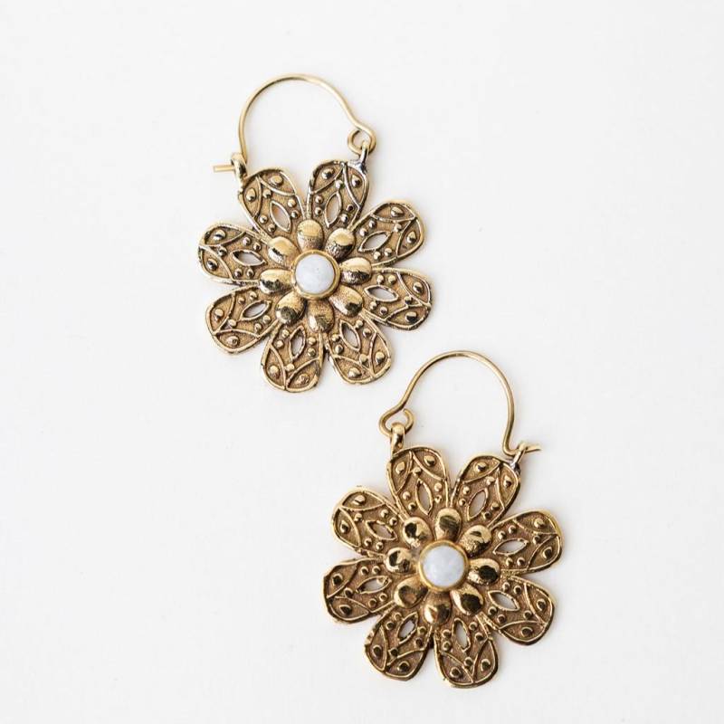 Messing Ohrringe Happy Hippie Mit Mondstein Und Blumenmotiv Makramee Im Boho Stil Handgefertigt von Mahdu