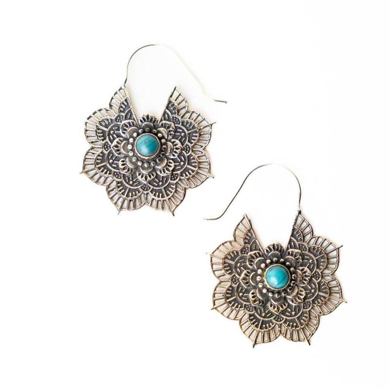 Messing Ohrringe Happy Hippie Mit Türkis Howlith Und Blumenmotiv Makramee Im Boho Stil Handgefertigt Messing Ohrringe Happy Hippie Mit Türkis Howlith Und Blumenmotiv Makramee Im Boho Stil Handgefertigt von Mahdu