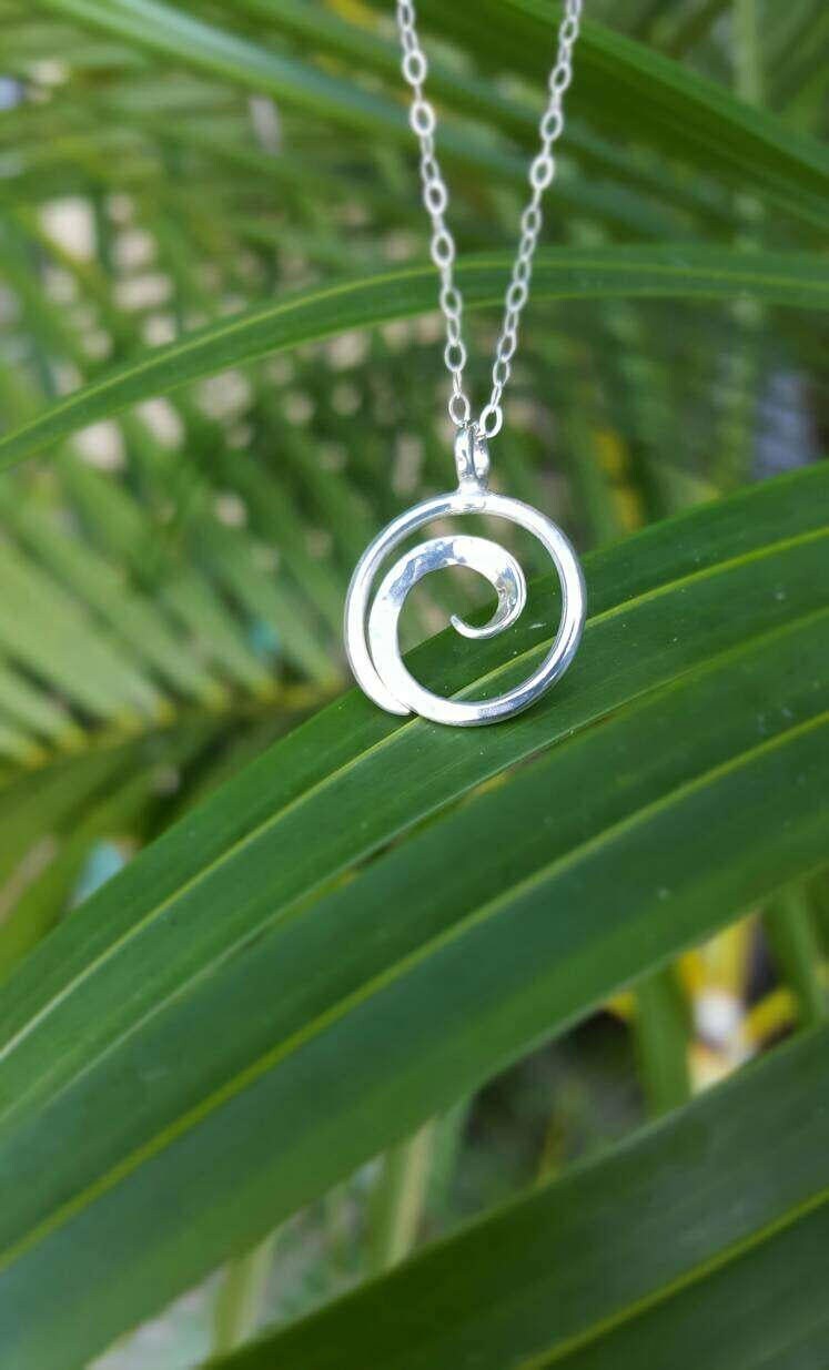 Koru, Wellen, Energie, Fließende, Flüssige Bewegung Halskette in Sterling Silber Koru, Wellen, Energie, Fließende, Flüssige Bewegung Halskette in Sterling Silber von MahinaSpirit
