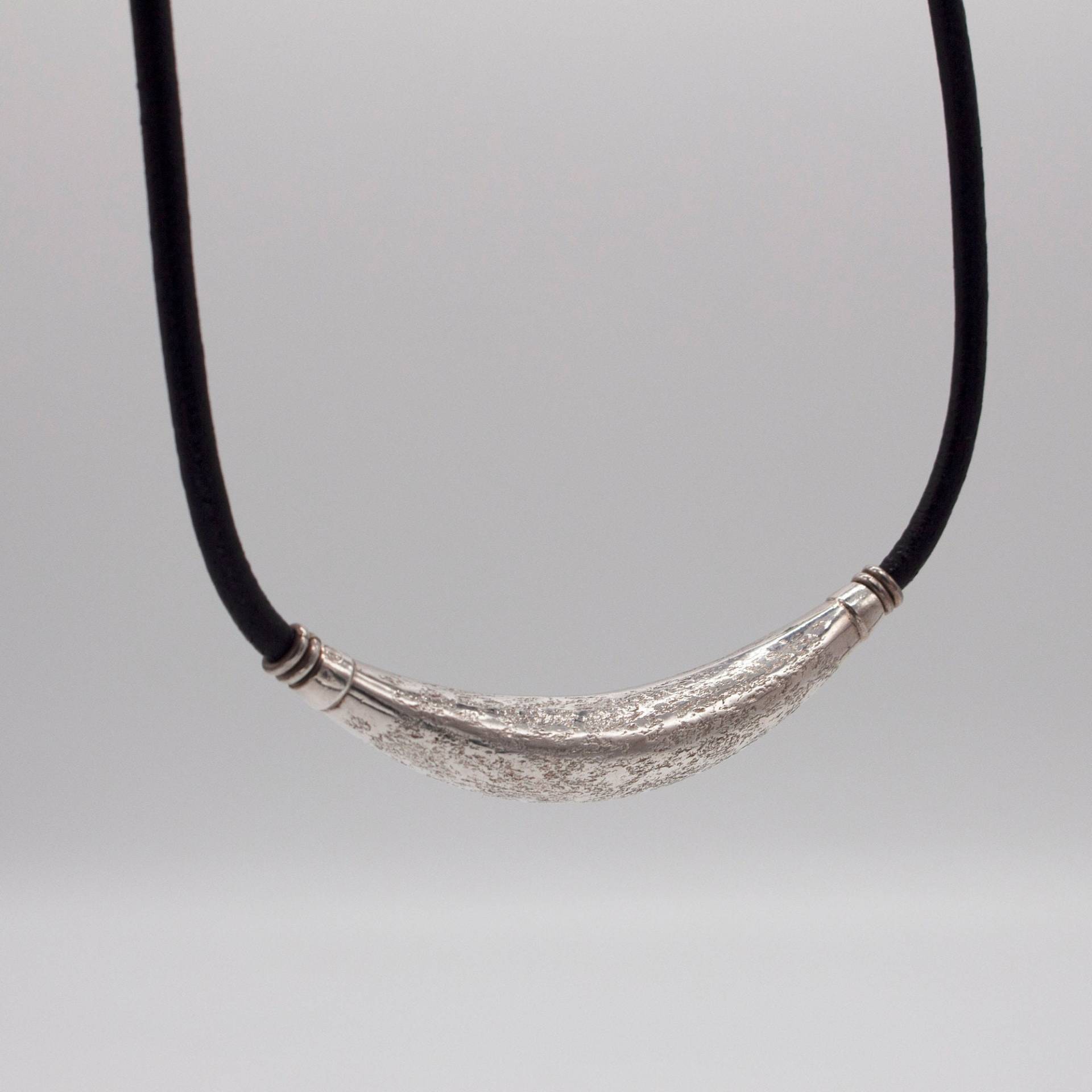 Herren 925 Sterling Silber Maßgeschneiderte Halskette Medaillon Mit Vergoldeten Symbolen Und Echtem Lederband von MahiniStudio
