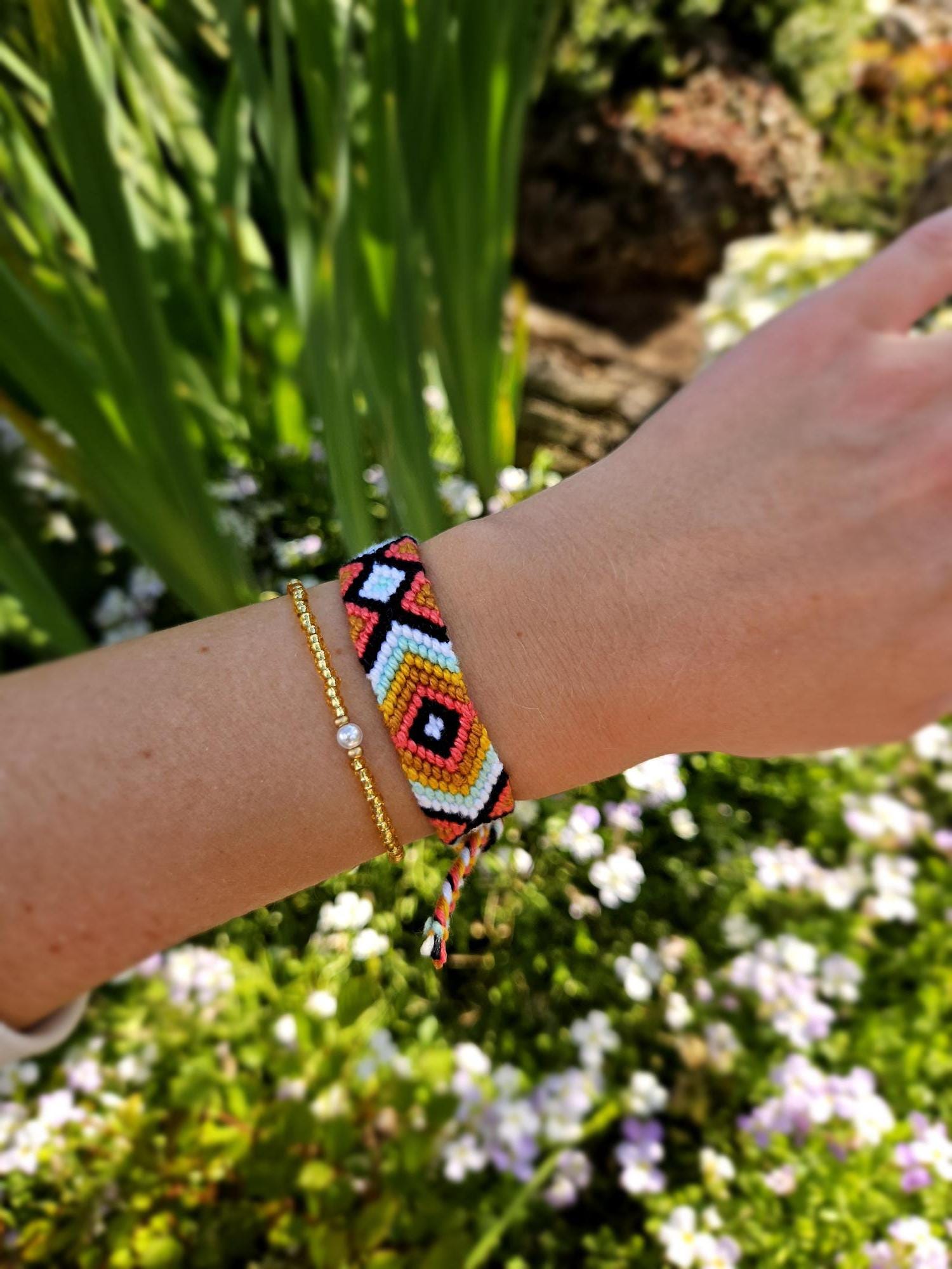 Sets Boho Surfer Strand Geknüpftes Armband Und Goldfarbenes Perlenarmband von Mahjalo