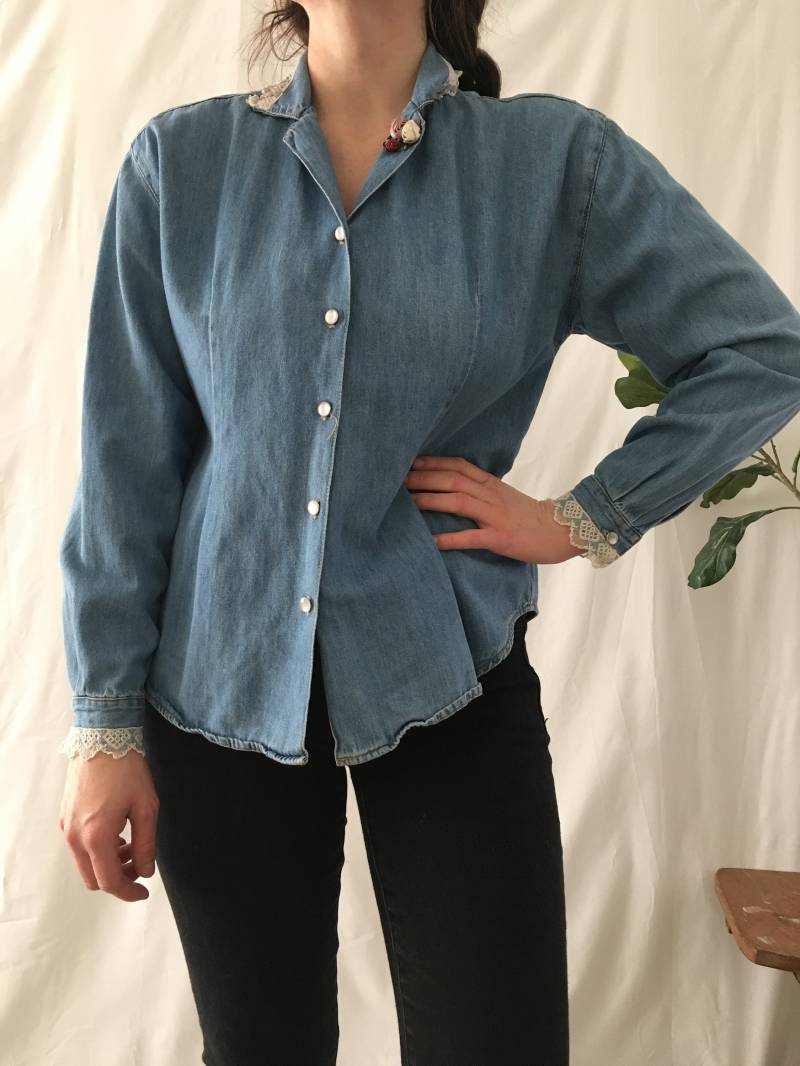 Vintage 90Er Jahre Denim Button-Down-Hemd Mit Spitzen-Detail-Klein von MaidenFoundMarket