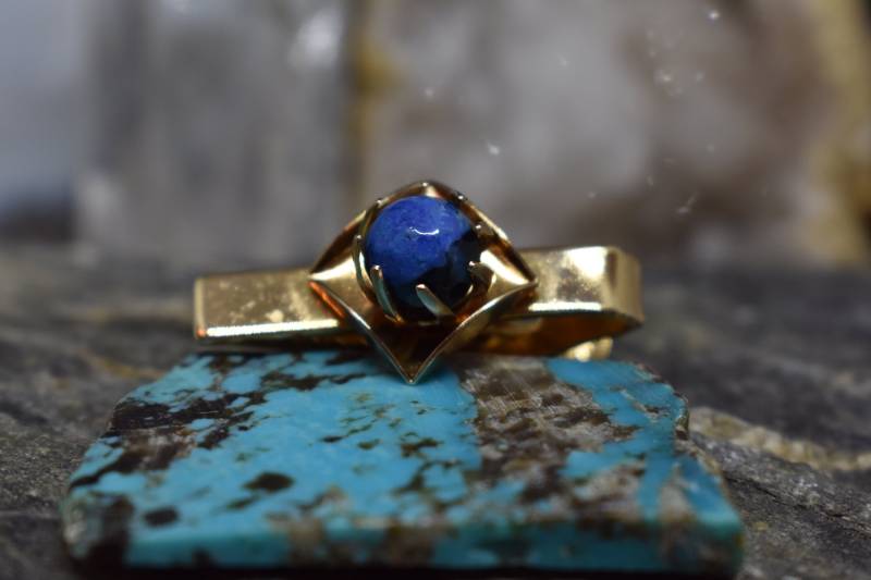 Blau Und Schwarz Jaspis Messing Krawattennadel Blau Und Schwarz Jaspis Messing Krawattennadel von MaidenMetalShop