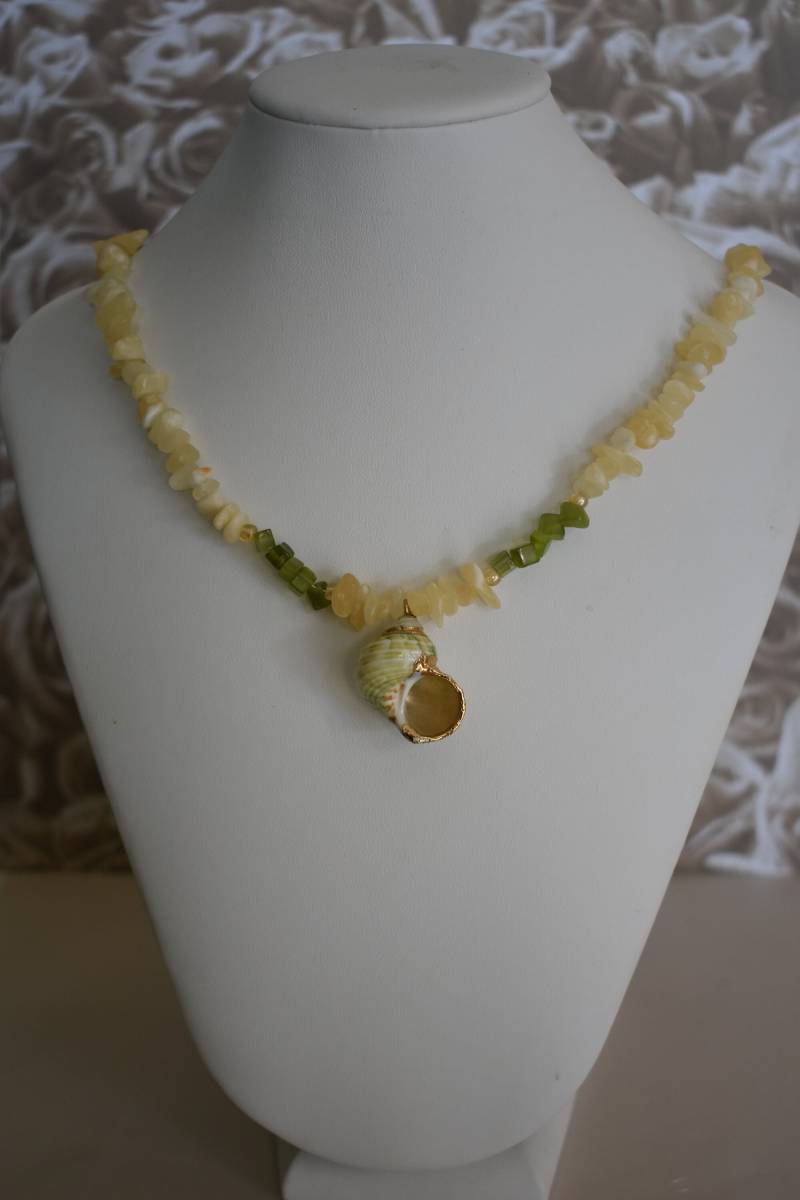 Damen Calcit Und Grüne Katze Auge Glas Perlen Gold Gilden Shell Anhänger Halskette Damen Calcit Und Grüne Katze Auge Glas Perlen Gold Gilden Shell Anhänger Halskette von MaidenMetalShop