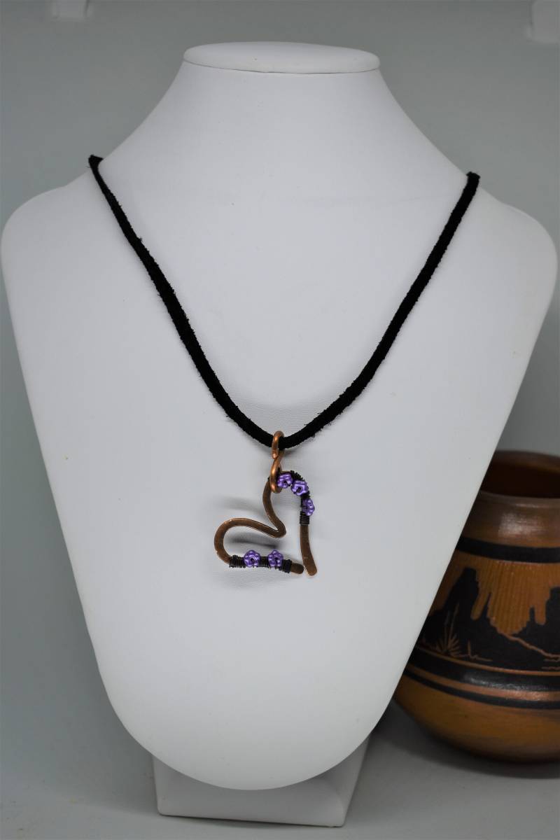 Handgemachte Kupfer Herz Halskette Draht Gewickelt Lavendel Blumen von MaidenMetalShop