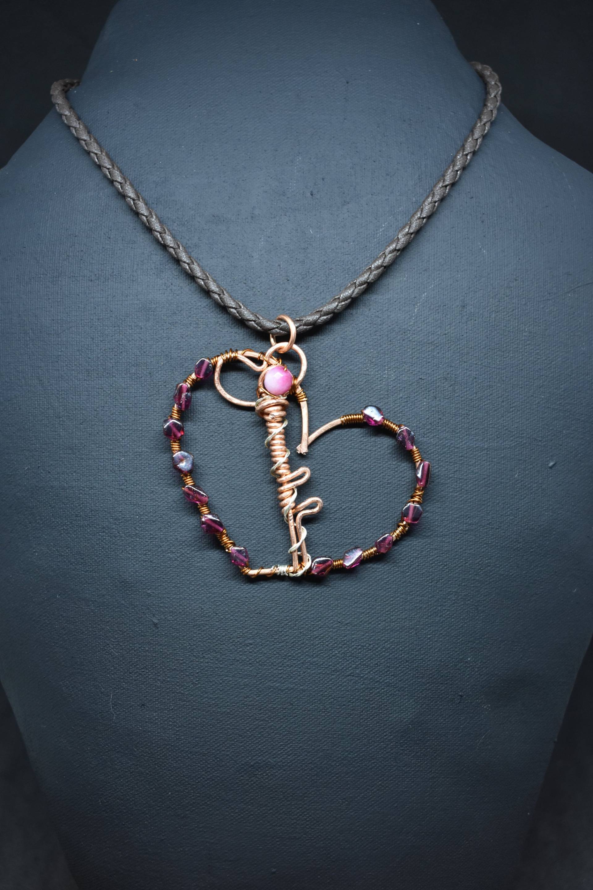 Herz Und Schlüssel Draht Umwickelt Granat Pendent Halskette Herz Und Schlüssel Draht Umwickelt Granat Pendent Halskette von MaidenMetalShop