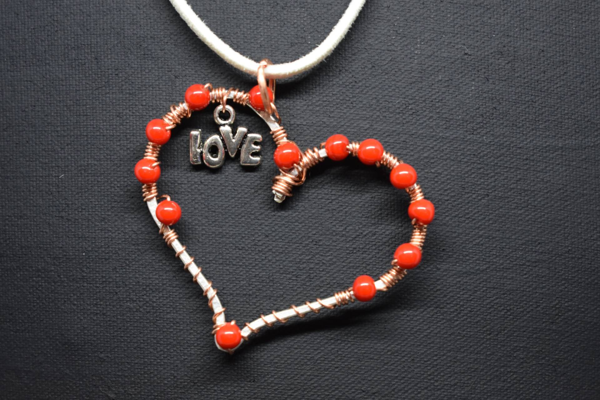 Herzen Der Liebe Draht Gewickelt Pendent Mit Roten Glasperlen Herzen Der Liebe Draht Gewickelt Pendent Mit Roten Glasperlen von MaidenMetalShop