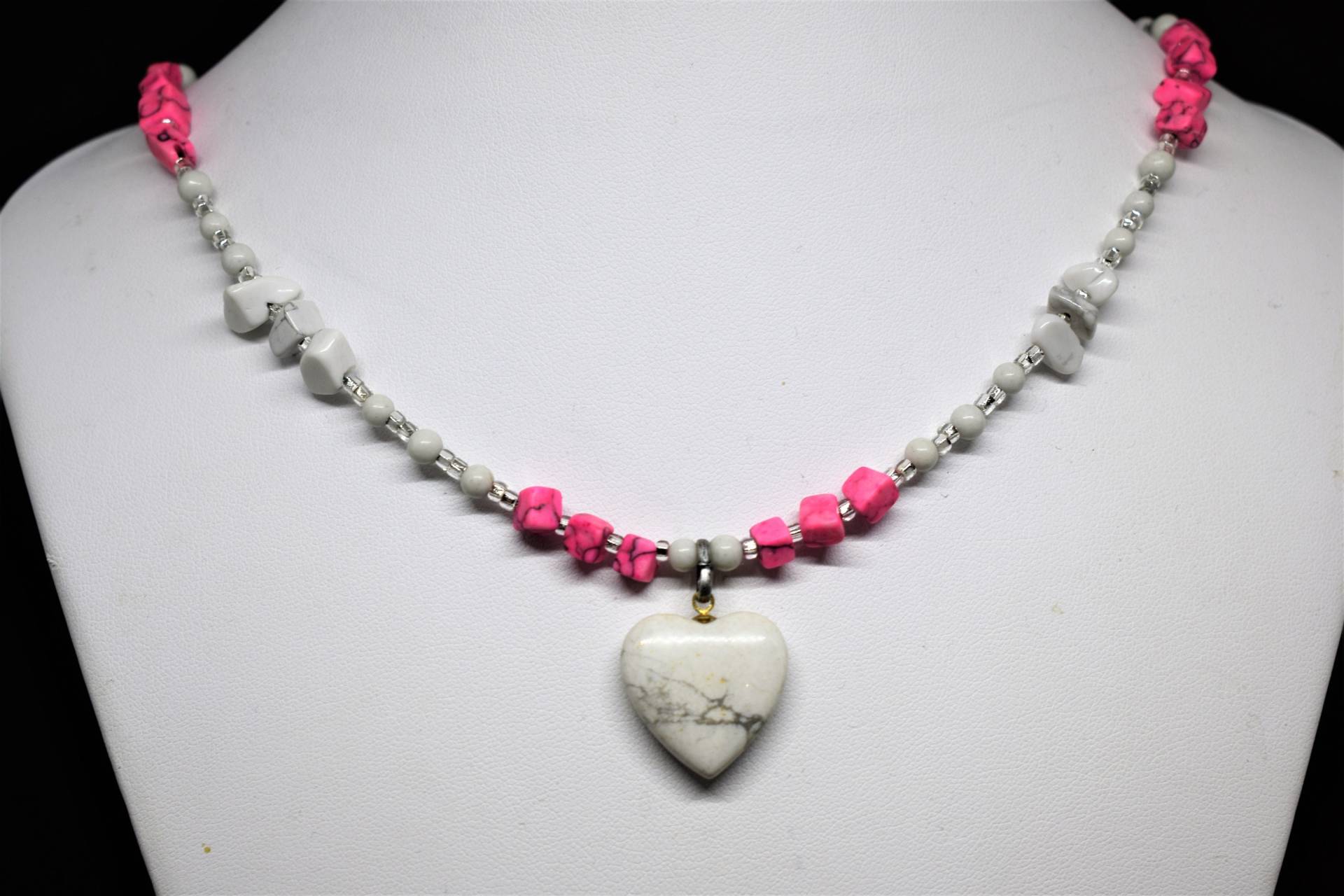 Howlith Herz, Feldspat Und Rosa Marmor Halskette Howlith Herz, Feldspat Und Rosa Marmor Halskette von MaidenMetalShop