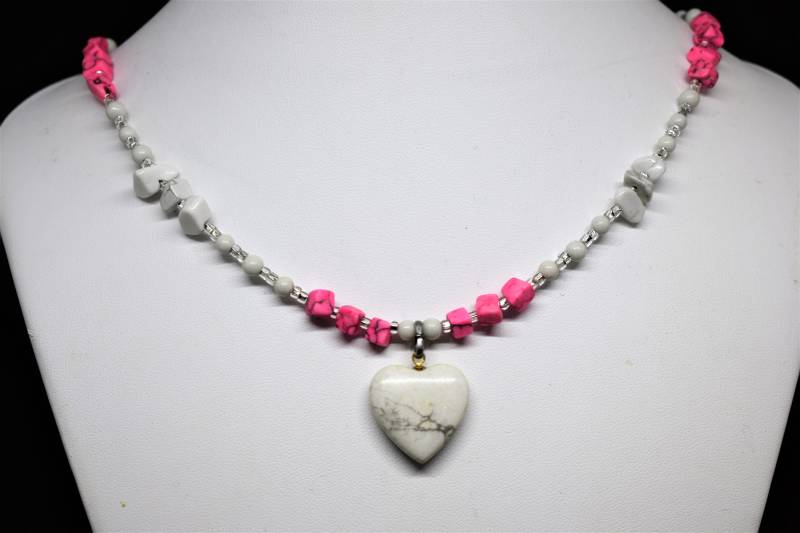 Howlith Herz, Feldspat Und Rosa Marmor Halskette von MaidenMetalShop