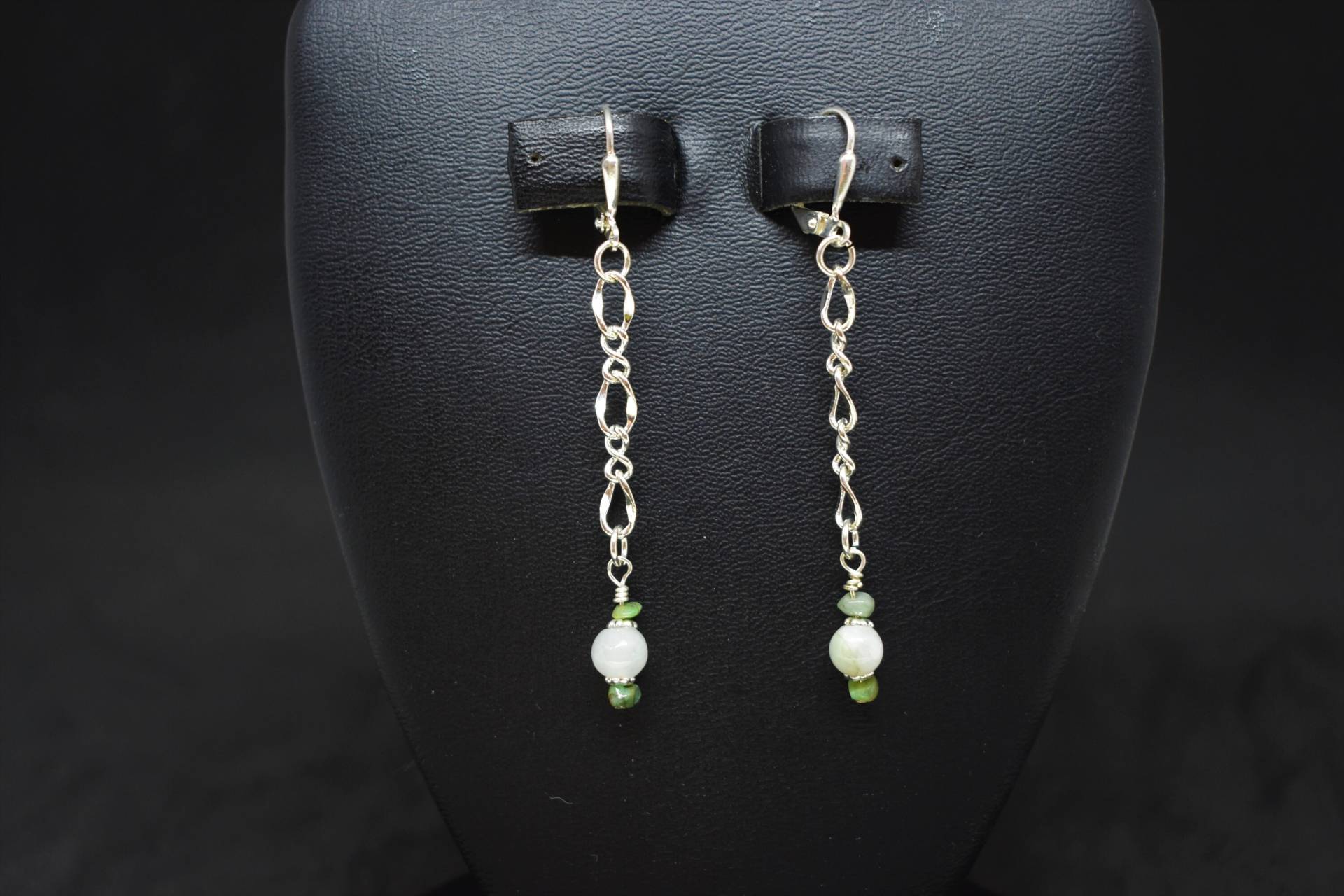 Jade Und Smaragde Auf Einer Silberkette Jade Und Smaragde Auf Einer Silberkette von MaidenMetalShop