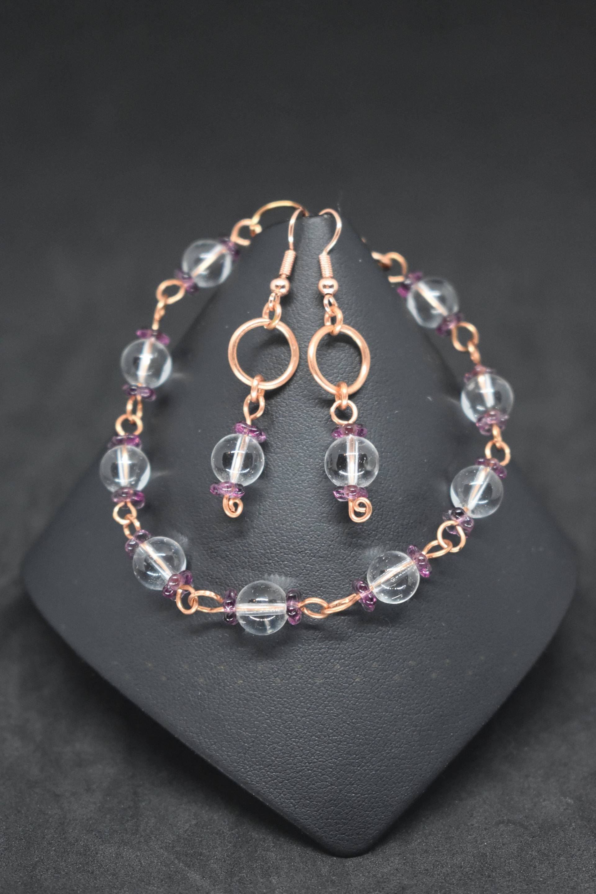 Klar Und Lila Gepresste Glasperlen Mit Kupferdraht Ohrringe Armband-Set von MaidenMetalShop