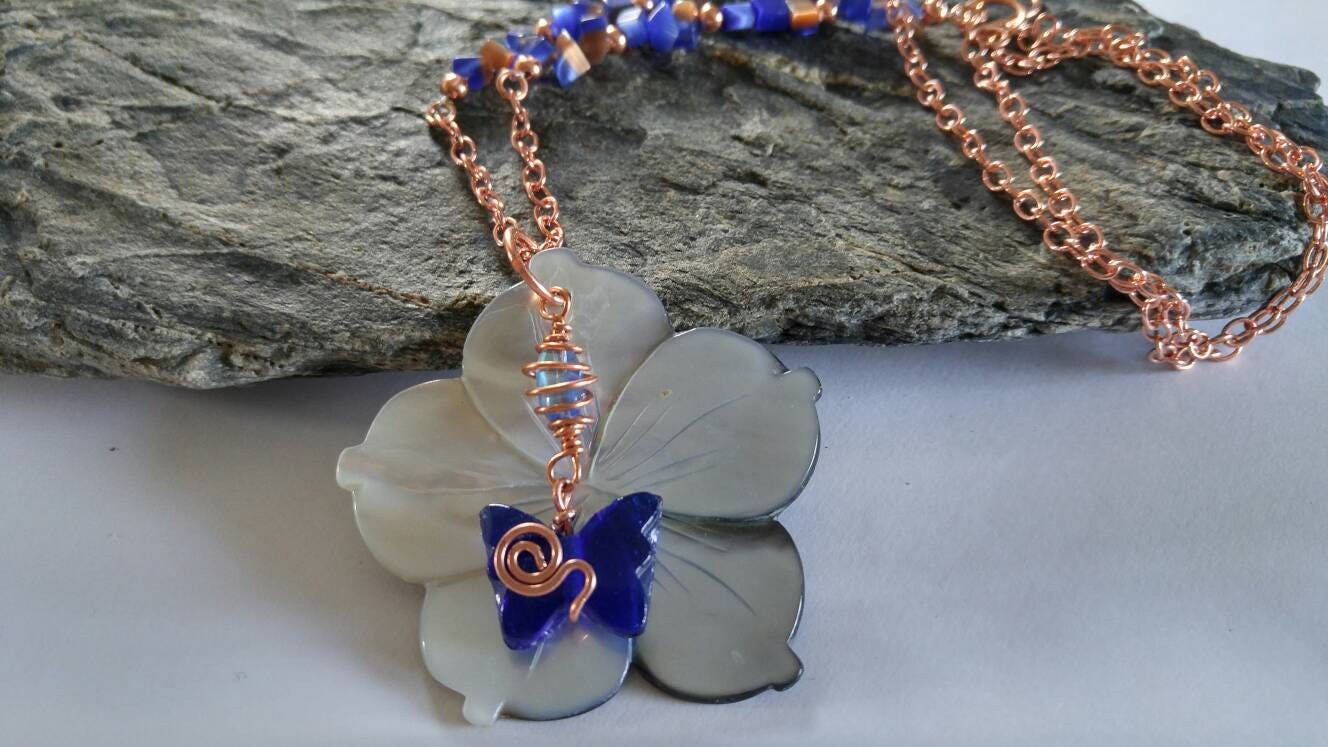 Perlmutt Blume Mit Einem Blauen Schmetterling in Kupfer Perlmutt Blume Mit Einem Blauen Schmetterling in Kupfer von MaidenMetalShop