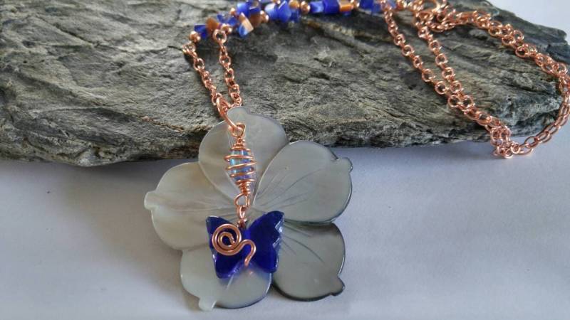 Perlmutt Blume Mit Einem Blauen Schmetterling in Kupfer Perlmutt Blume Mit Einem Blauen Schmetterling in Kupfer von MaidenMetalShop